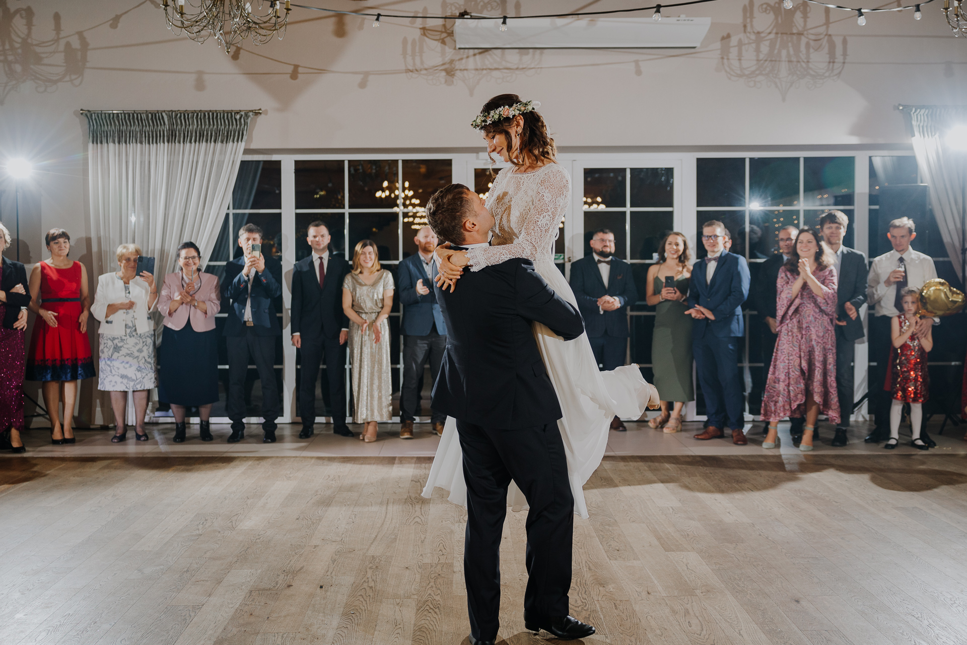 Podnoszenie panny młodej poczas pierwszego tańca panstwa młodych