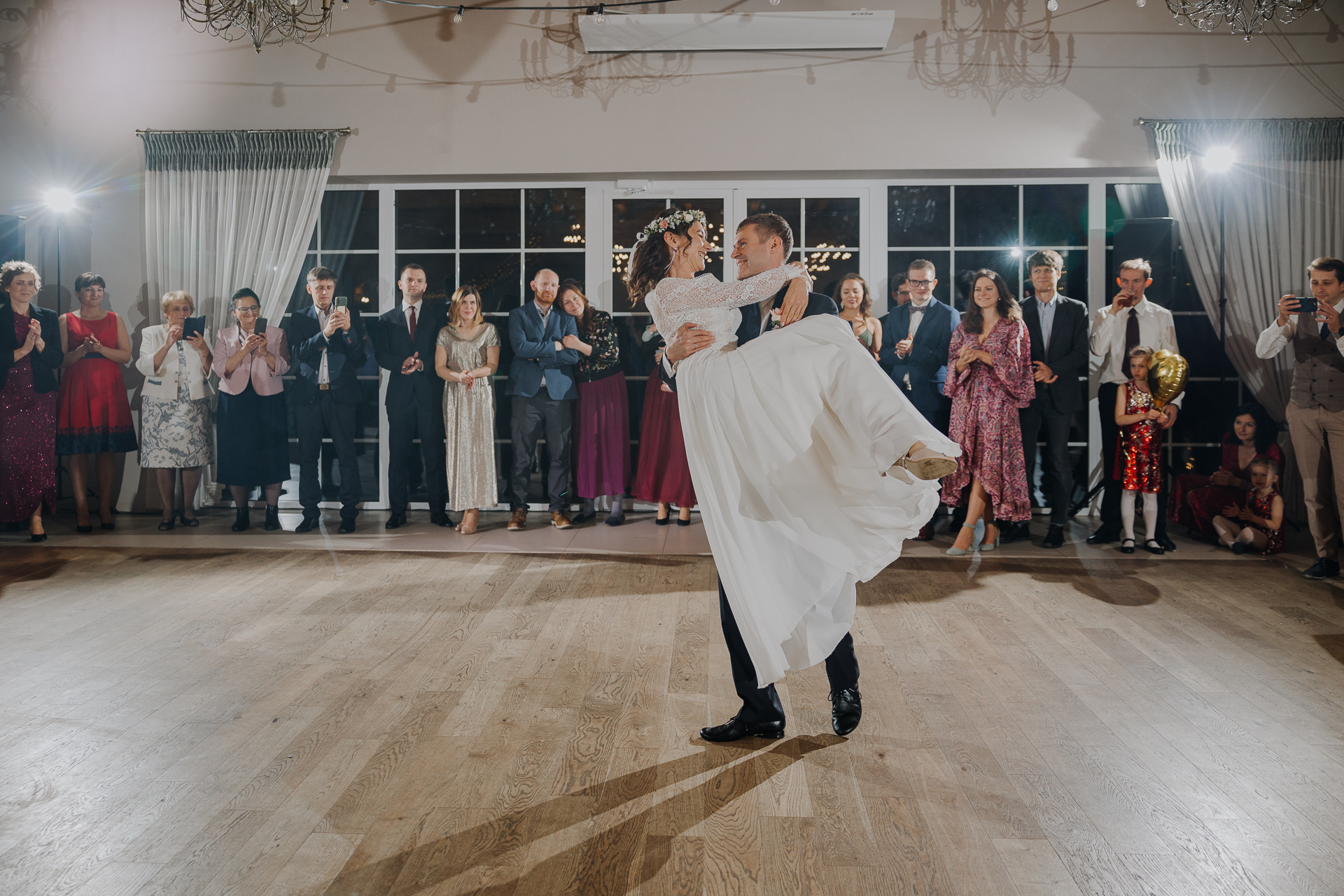 Podnoszenie panny młodej poczas pierwszego tańca panstwa młodych