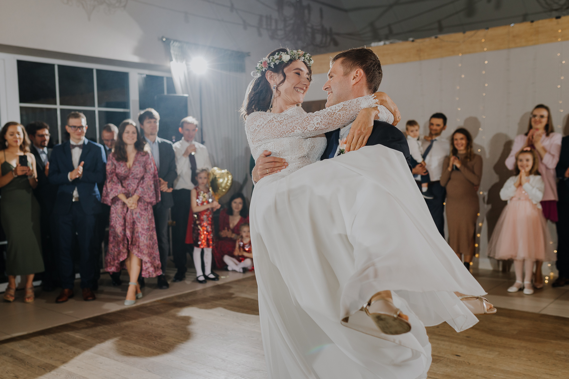 Podnoszenie panny młodej poczas pierwszego tańca panstwa młodych