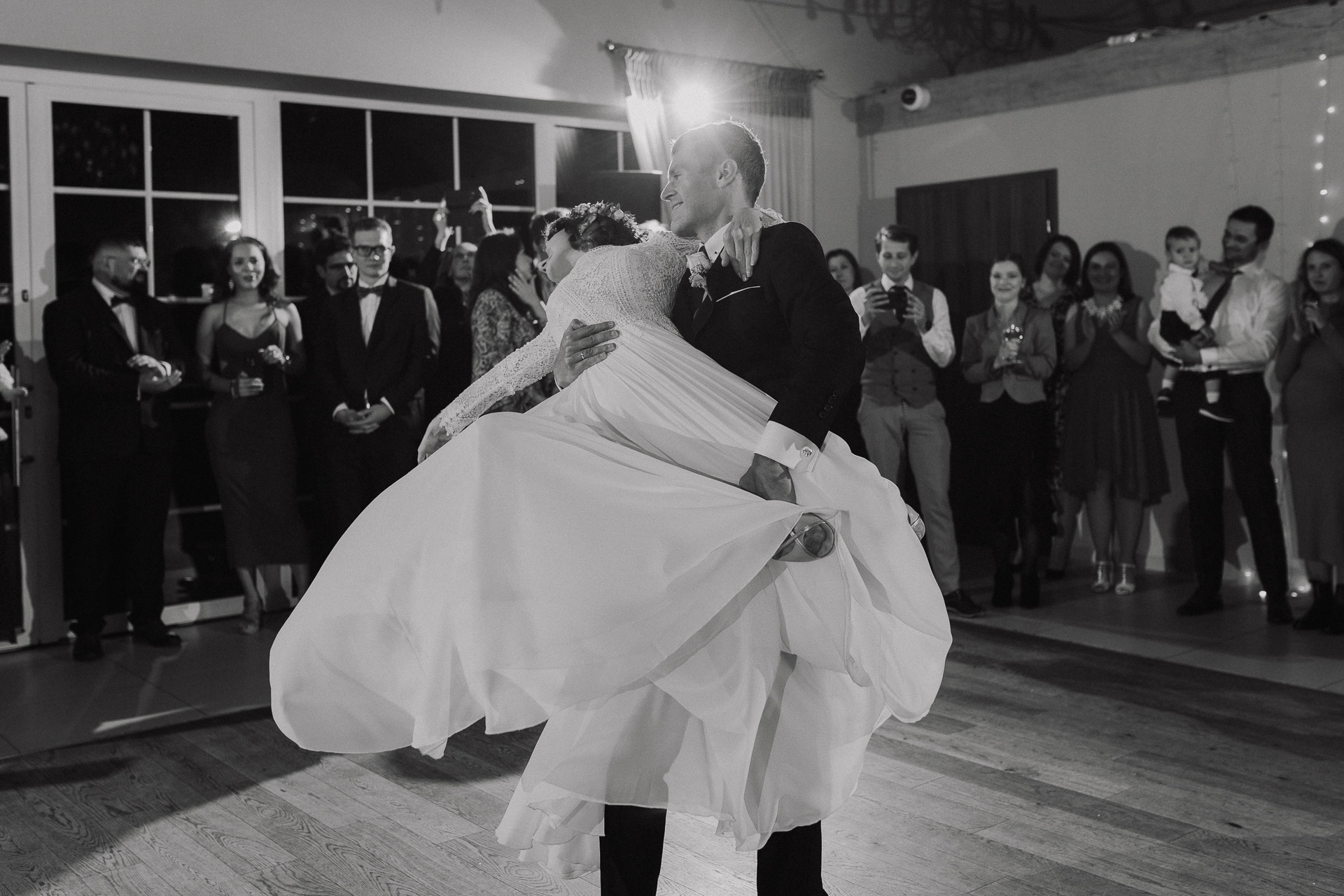 Podnoszenie panny młodej poczas pierwszego tańca panstwa młodych