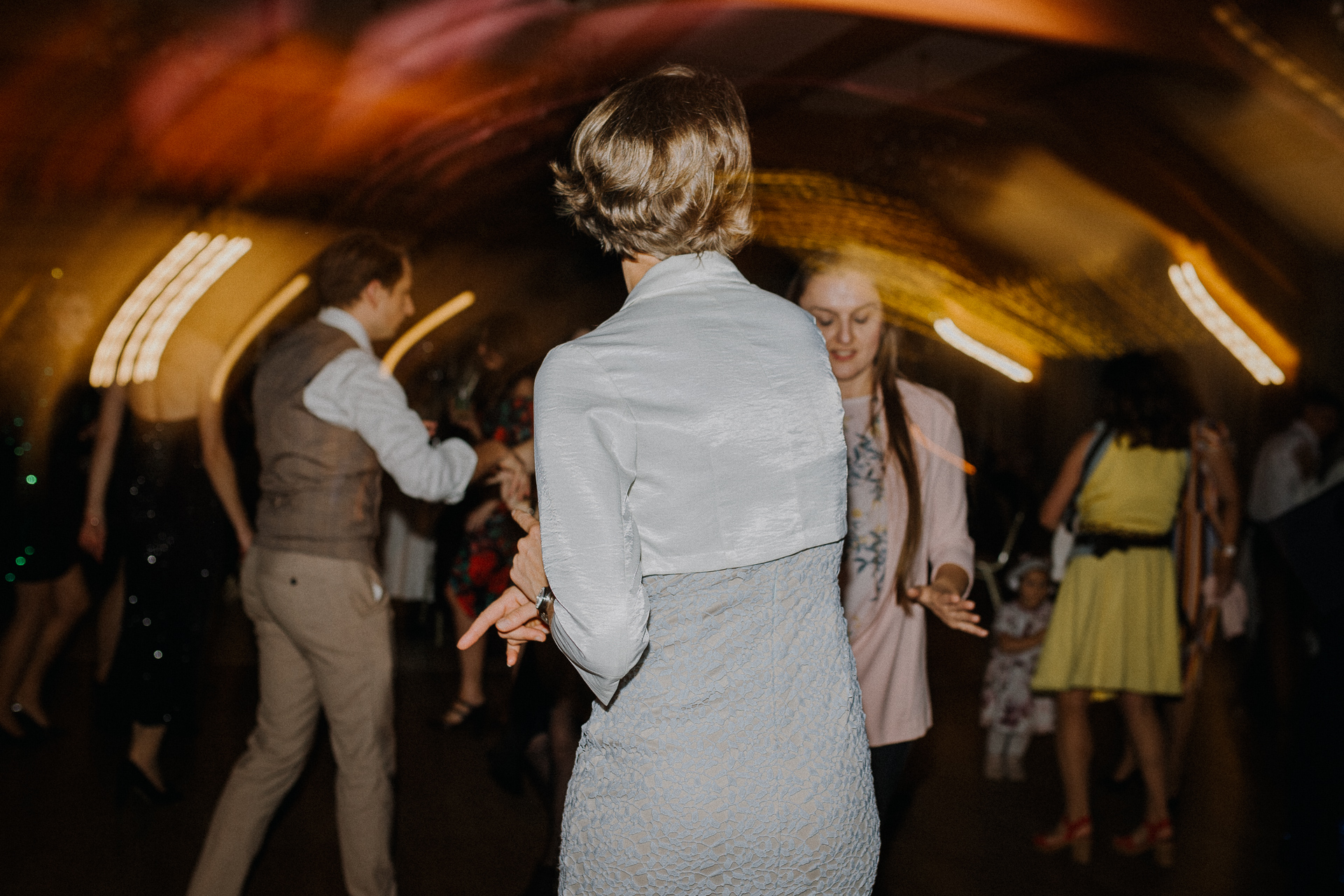 goście tańczą podczas wesela w Dworku nad Rozlewiskiem