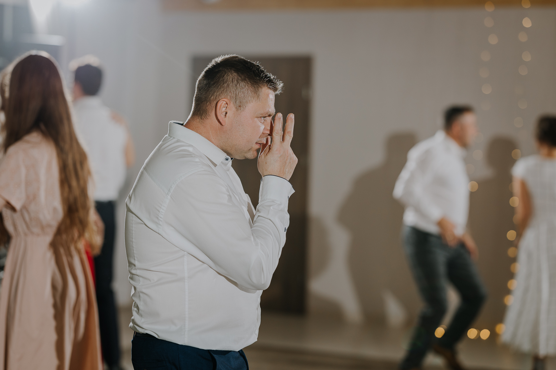 goście tańczą podczas wesela w Dworku nad Rozlewiskiem