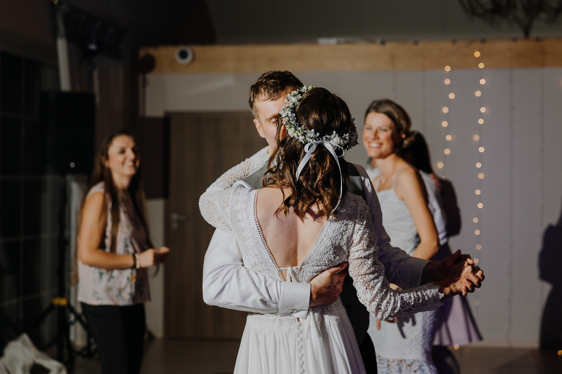 Państwo Młodzi tańczą podczas wesela w Dworku nad Rozlewiskiem