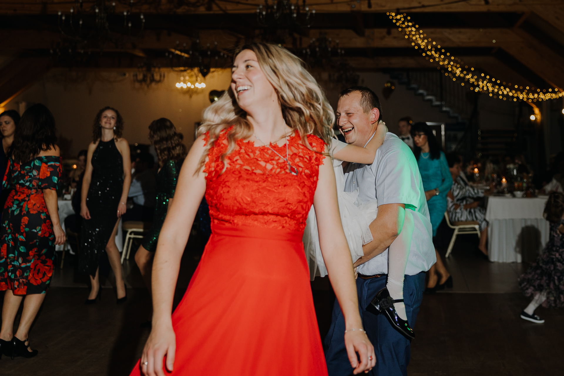 goście tańczą podczas wesela w Dworku nad Rozlewiskiem