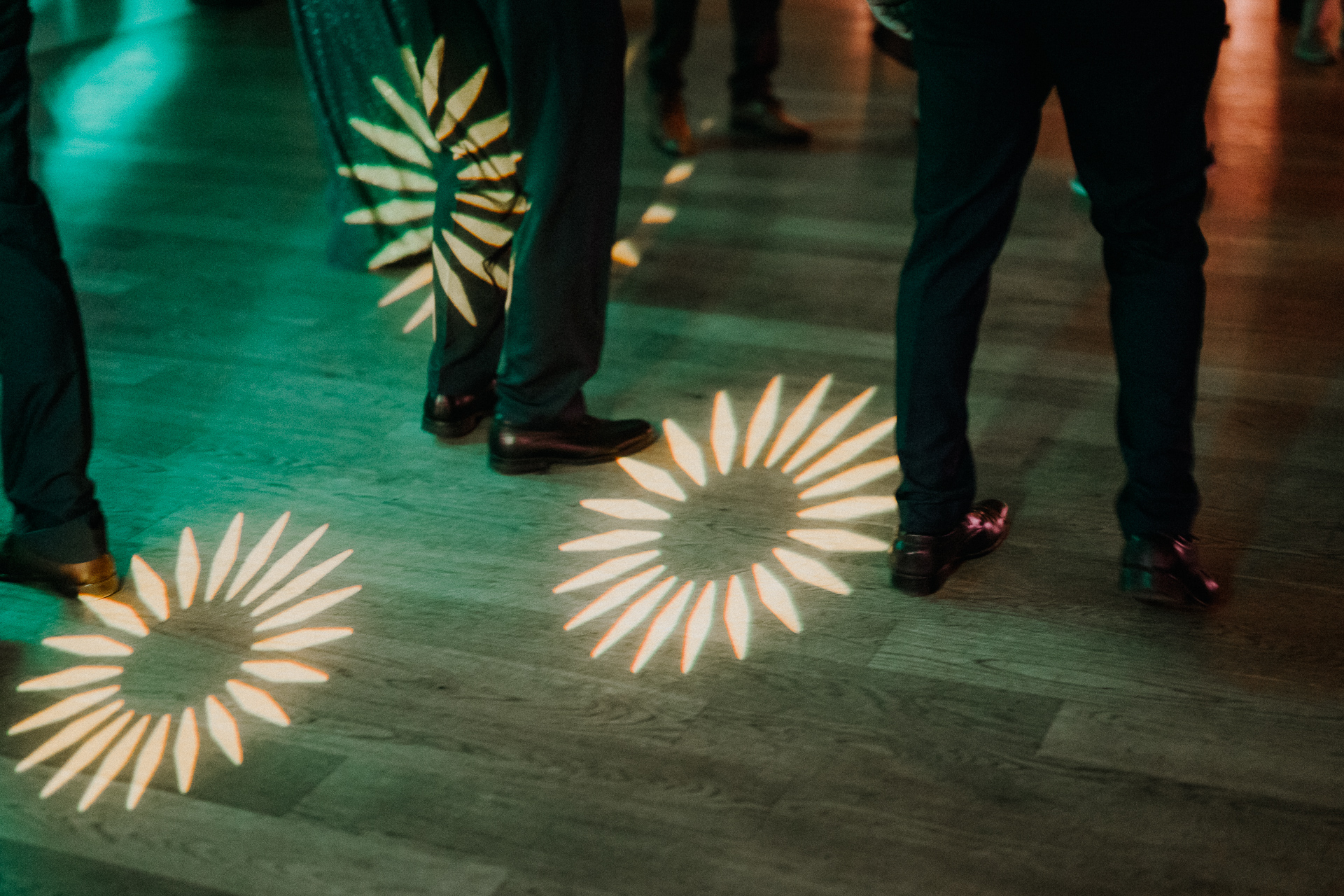 goście tańczą podczas wesela w Dworku nad Rozlewiskiem