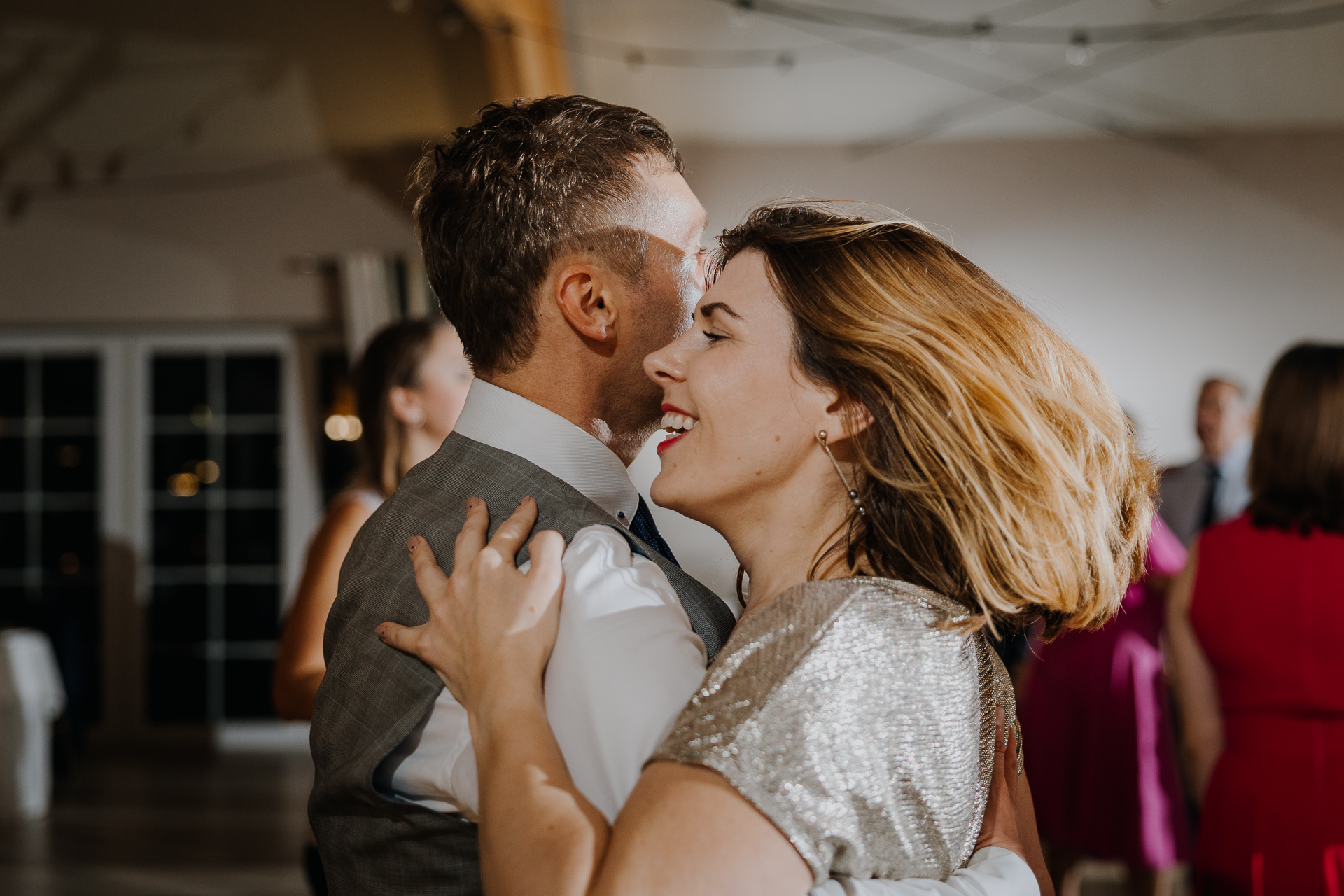 goście tańczą podczas wesela w Dworku nad Rozlewiskiem