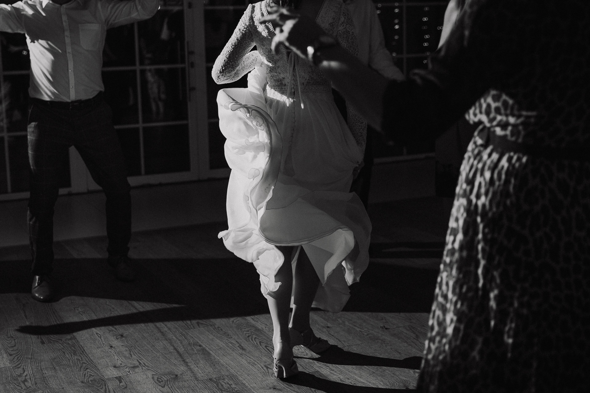 czarno białe zdjęcie pokazujące ruch sukni ślubnej w tańcu