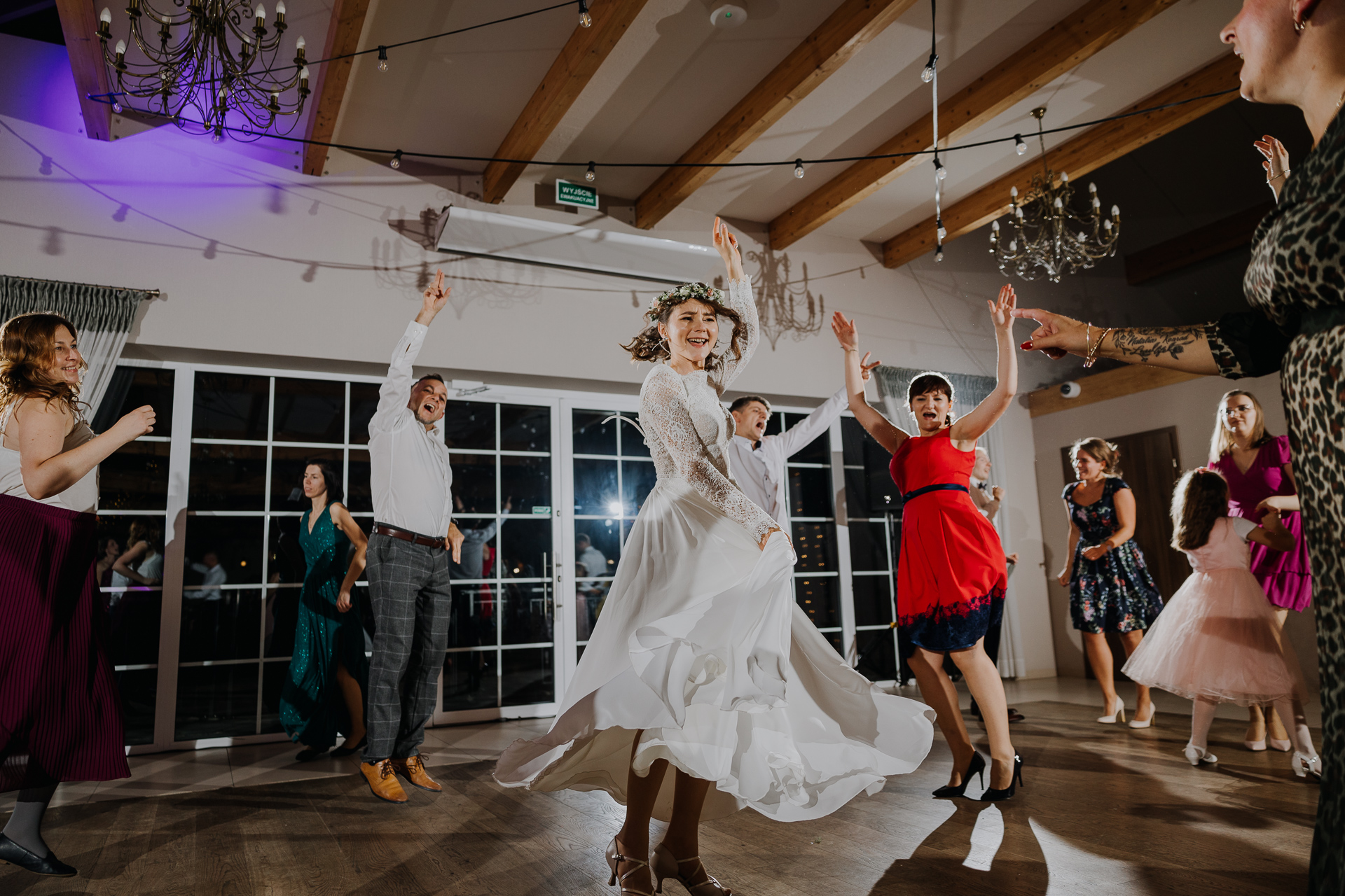 Panna Młoda z goścmi tańczy podczas wesela w Dworku nad Rozlewiskiem