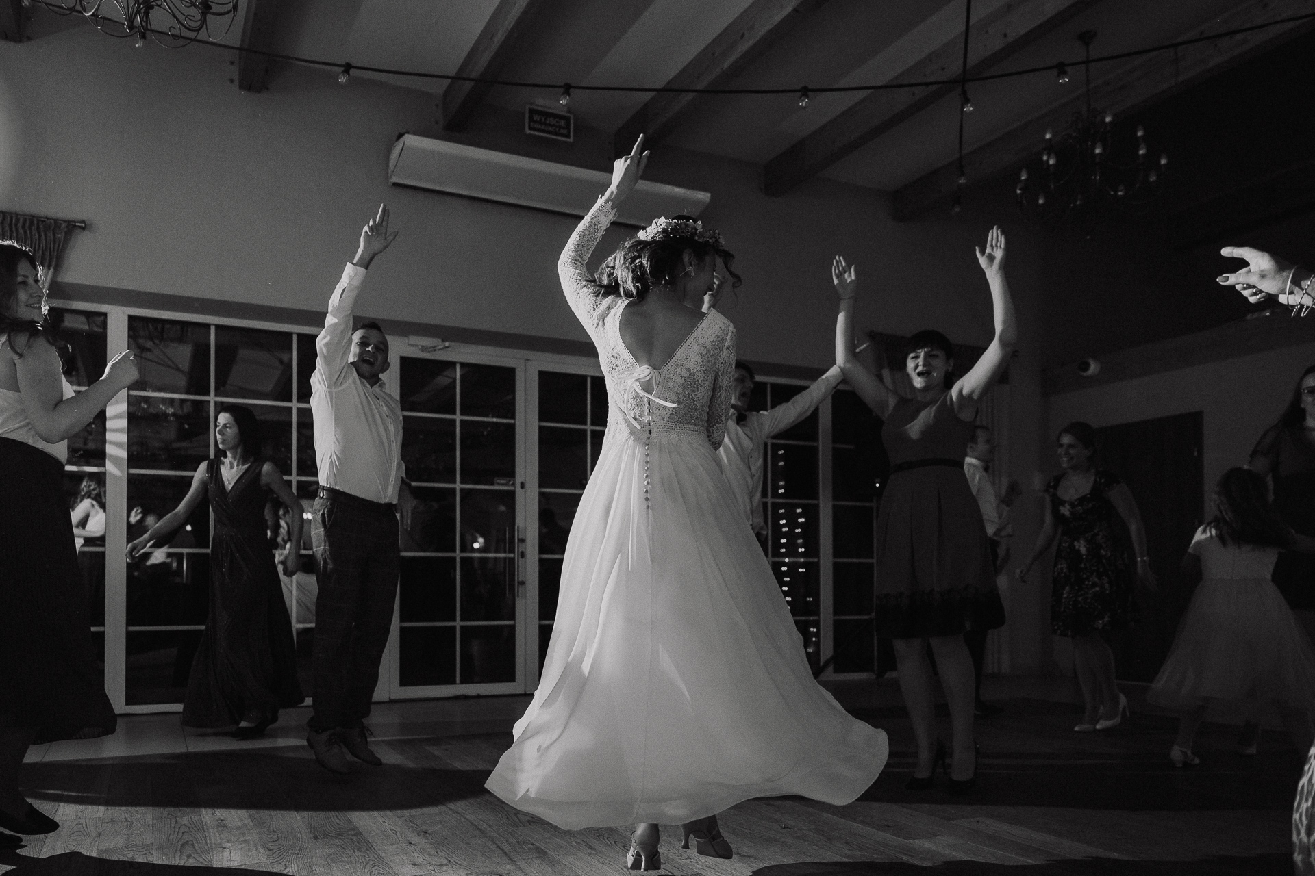 Panna Młoda z goścmi tańczy podczas wesela w Dworku nad Rozlewiskiem