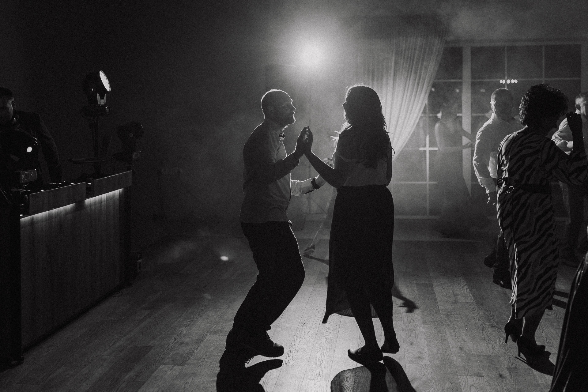 goście tańczą podczas wesela w Dworku nad Rozlewiskiem