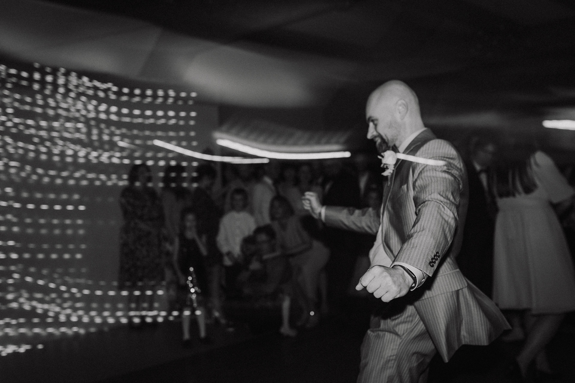 goście tańczą podczas wesela w Dworku nad Rozlewiskiem