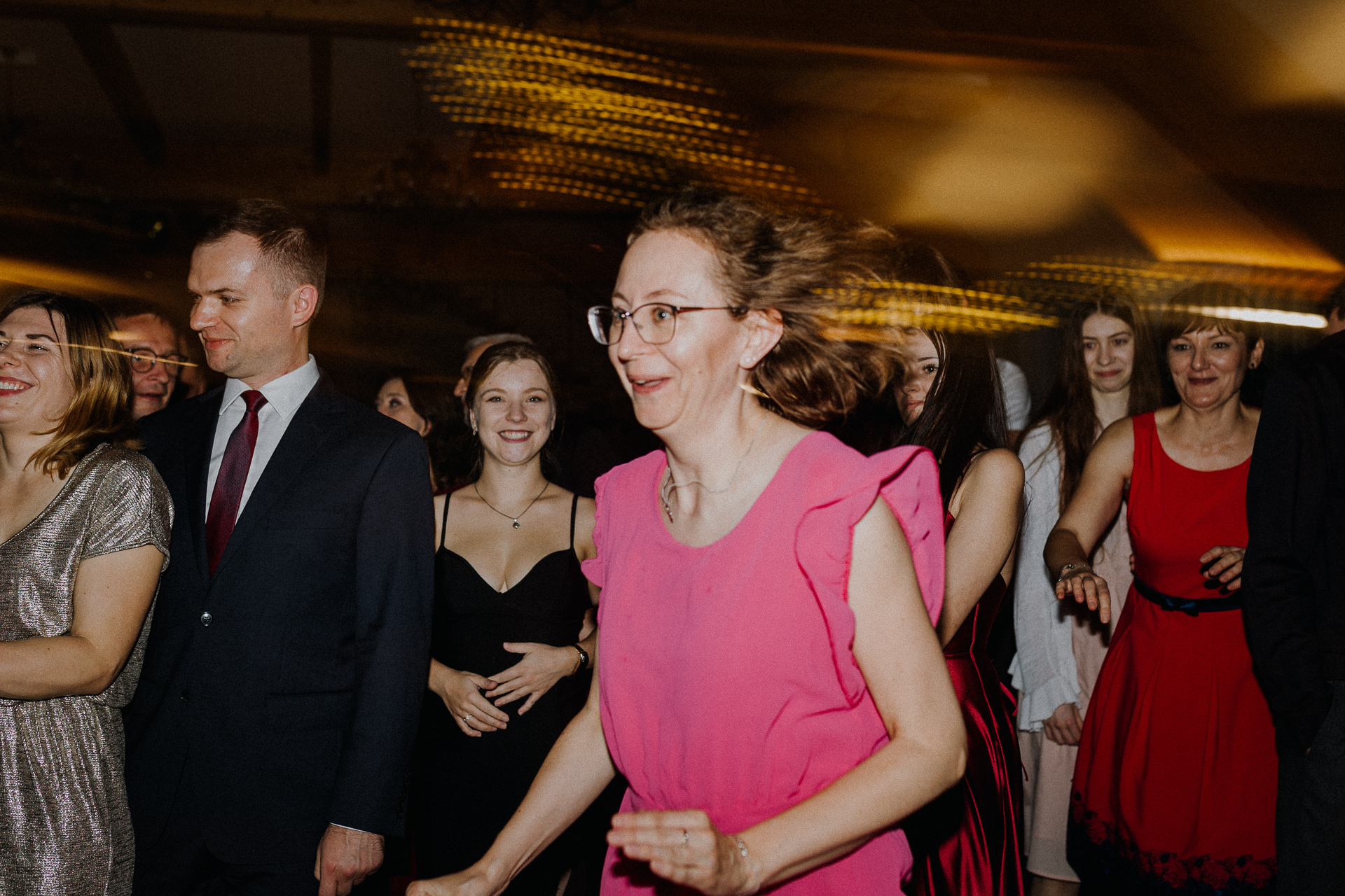 goście tańczą podczas wesela w Dworku nad Rozlewiskiem