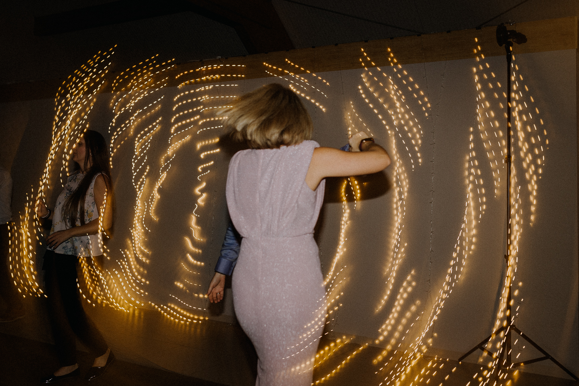 zabawa weselna w świetle lamp błyskowym, dragged shutter effect, Dworek na Rozlewiskiem