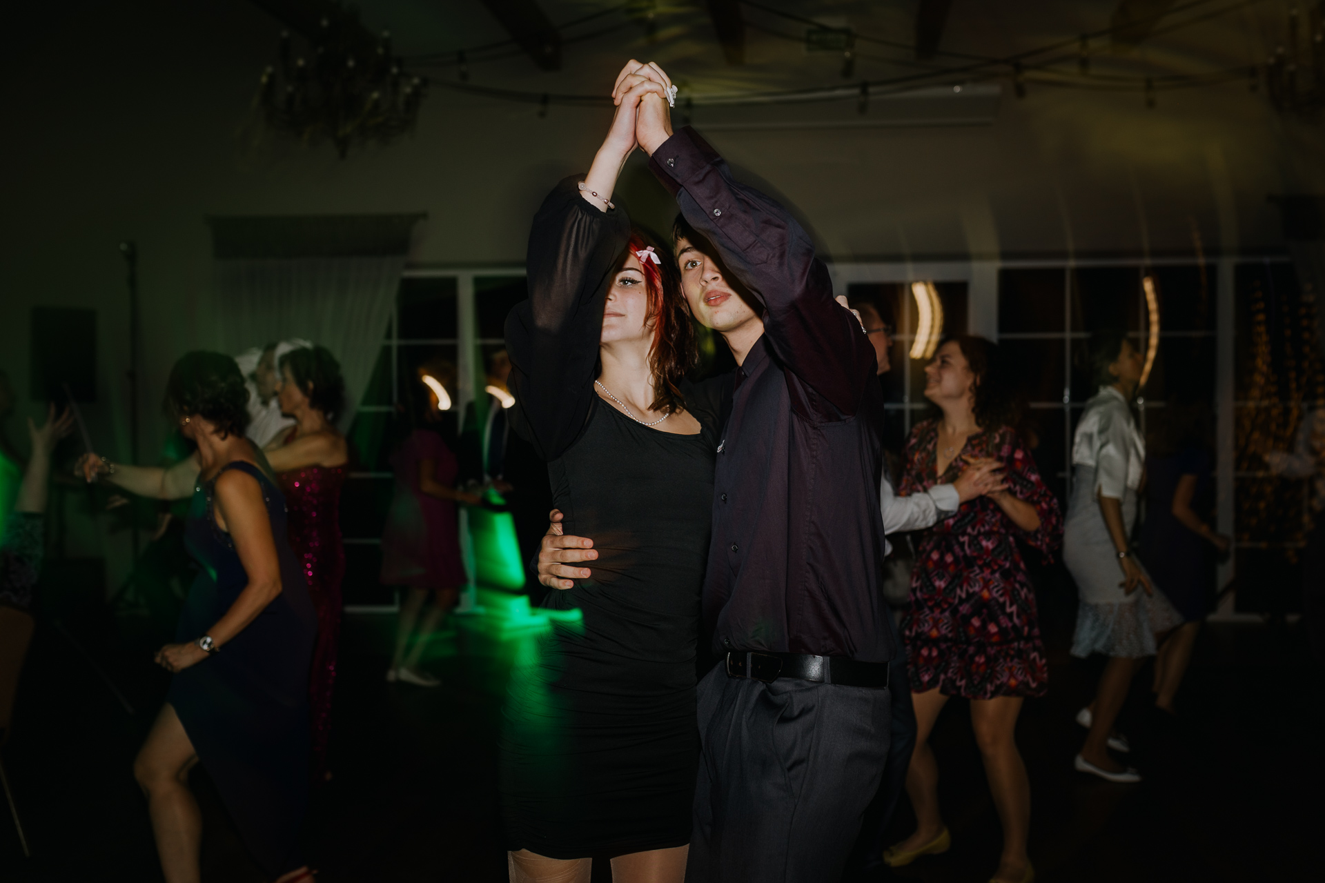 goście tańczą podczas wesela w Dworku nad Rozlewiskiem