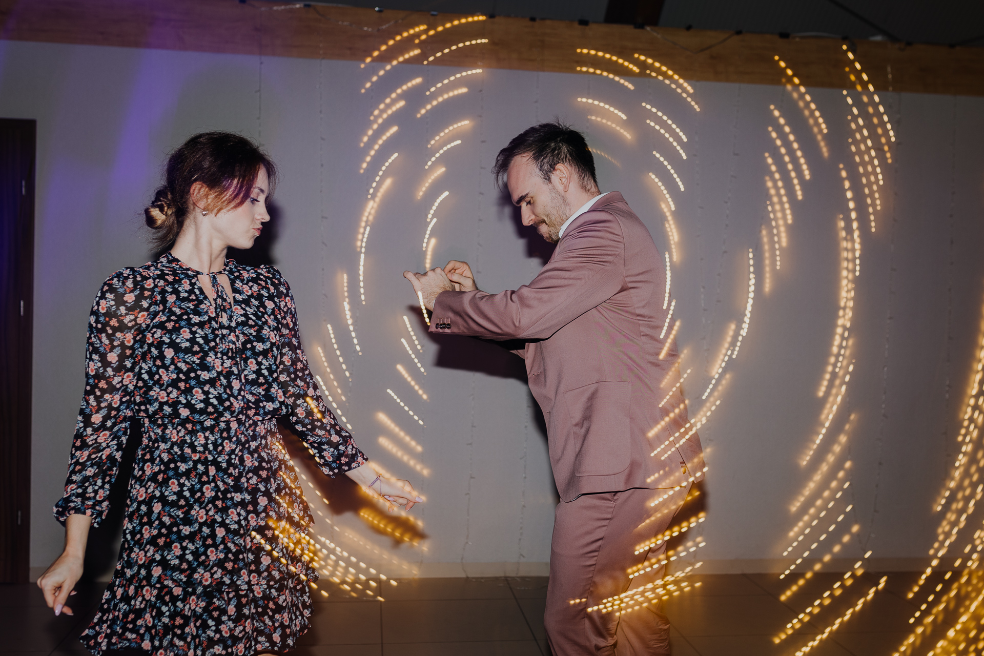 goście tańczą podczas wesela w Dworku nad Rozlewiskiem