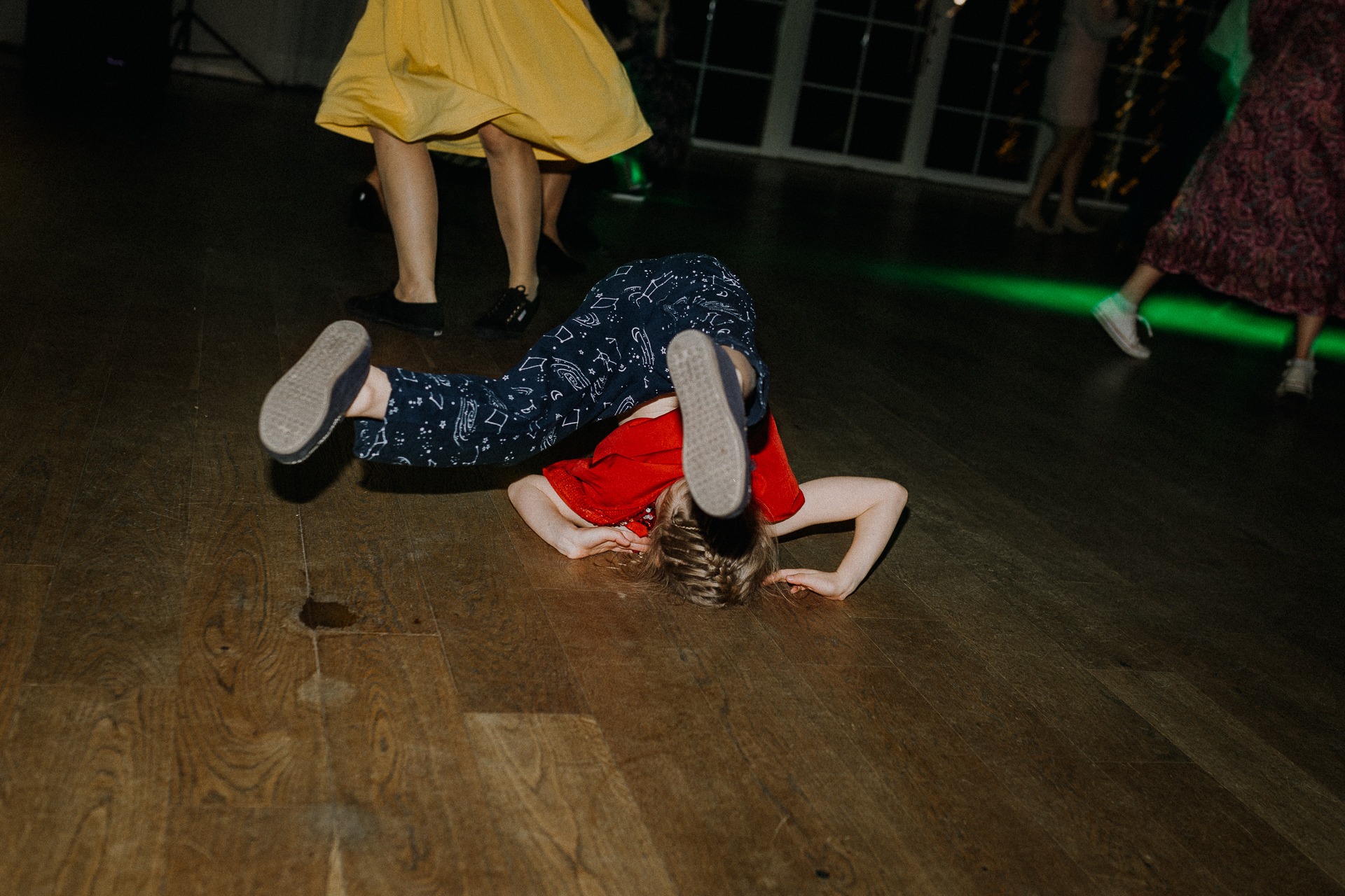 dzieci podczas zabawy weselnej