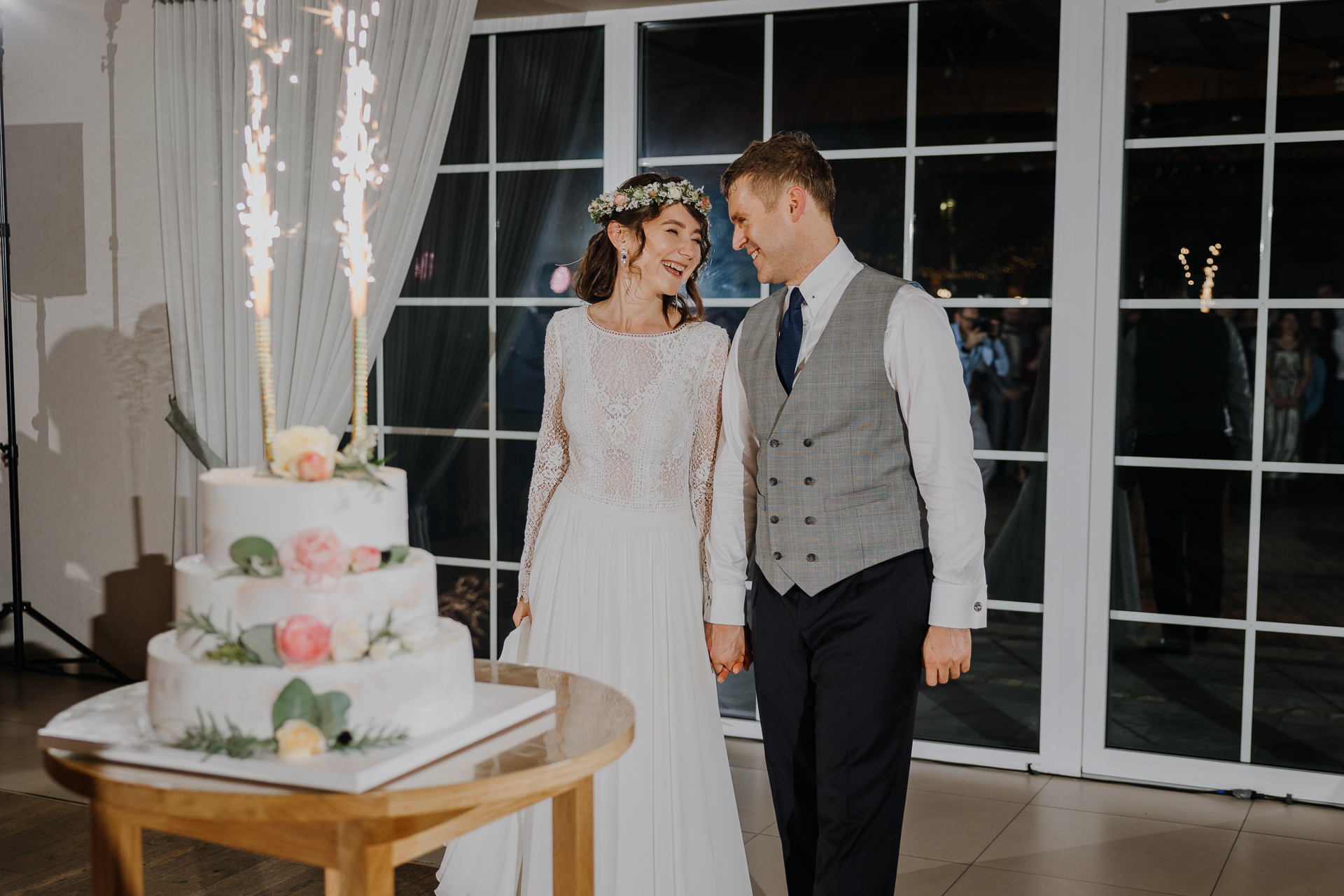 radość pary młodej na widok tortu weselnego