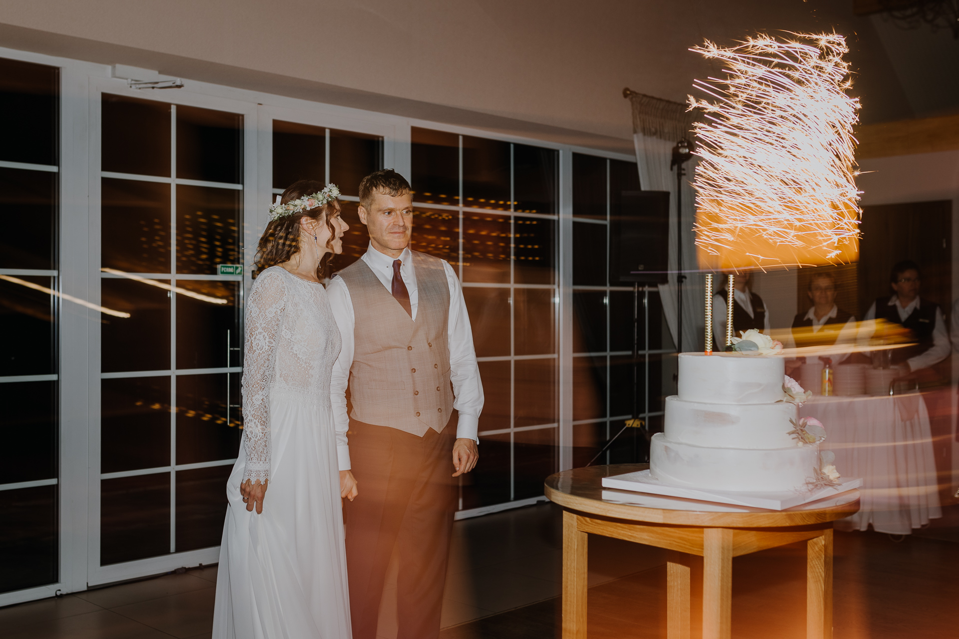 państwo młodzi przy torcie