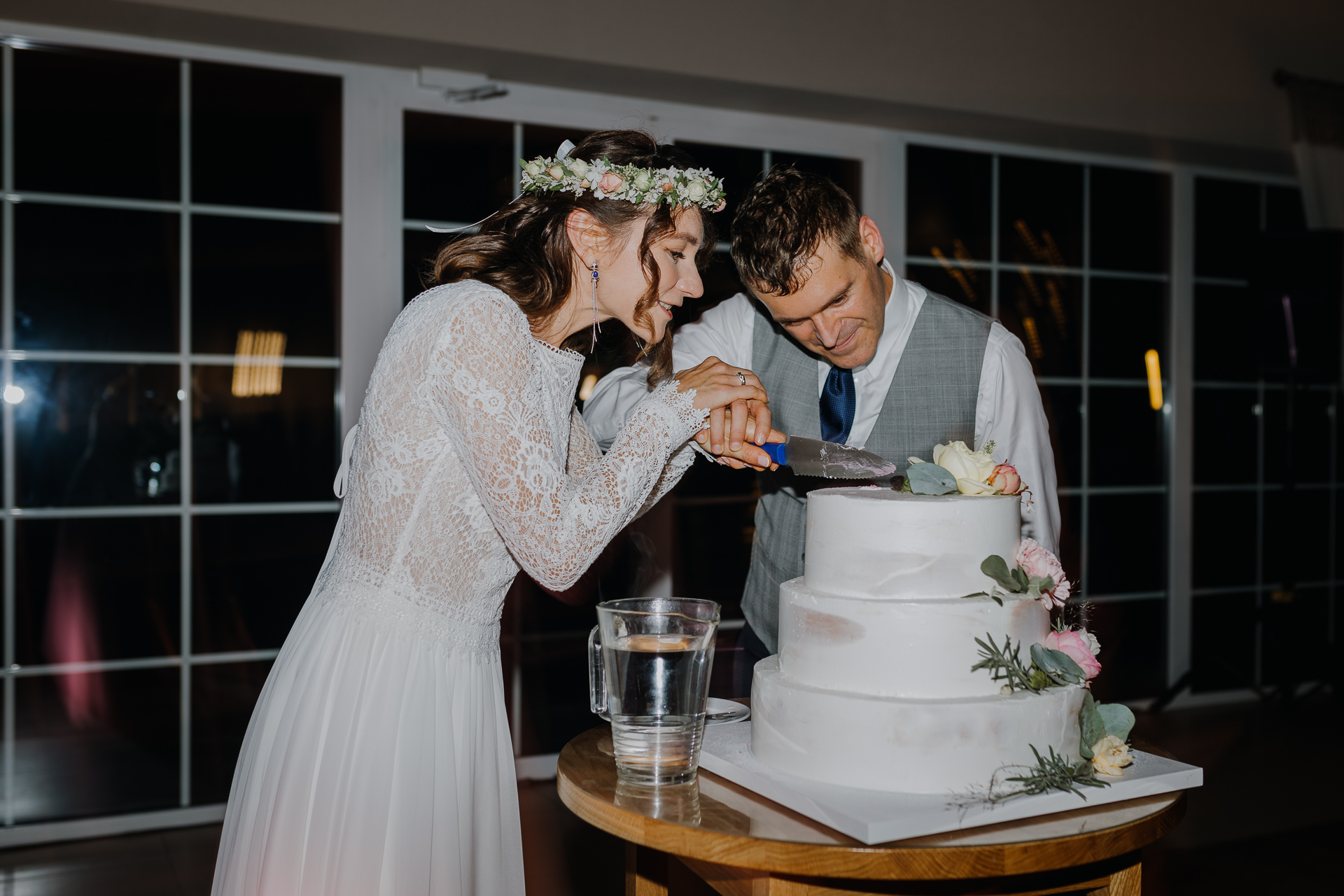 Państwo Młodzi kroją tort