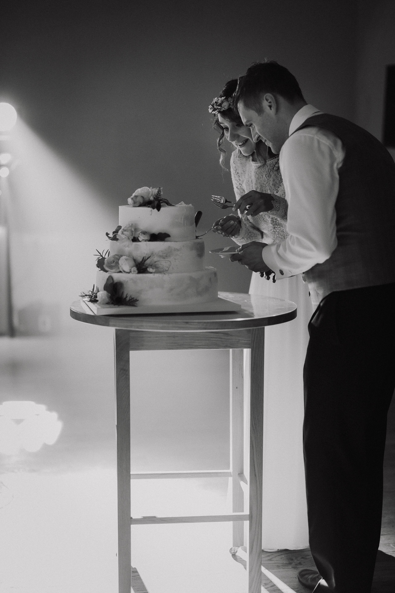 państwo młodzi podczas krojenia tortu