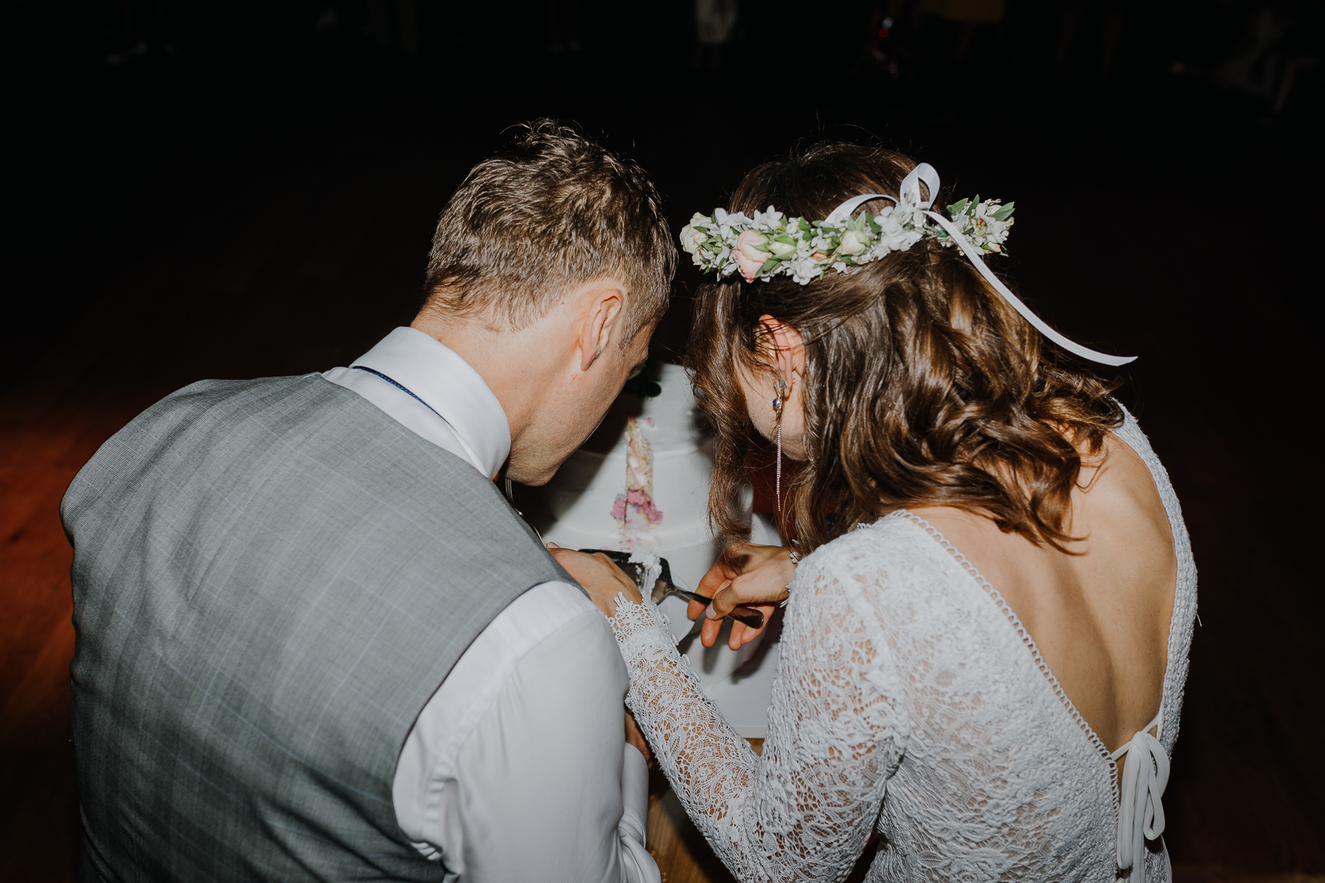 państwo młodzi podczas krojenia tortu