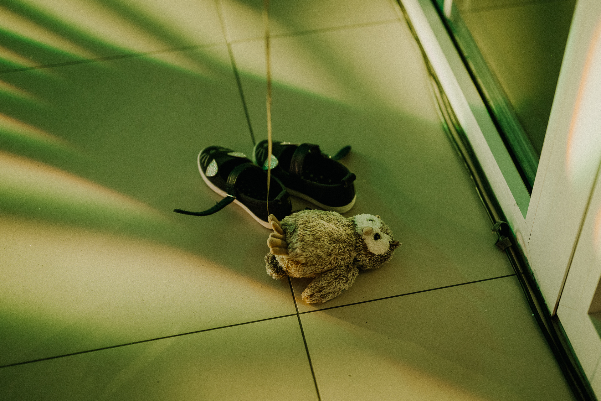 buty i maskotka dziecka na sali weselnej