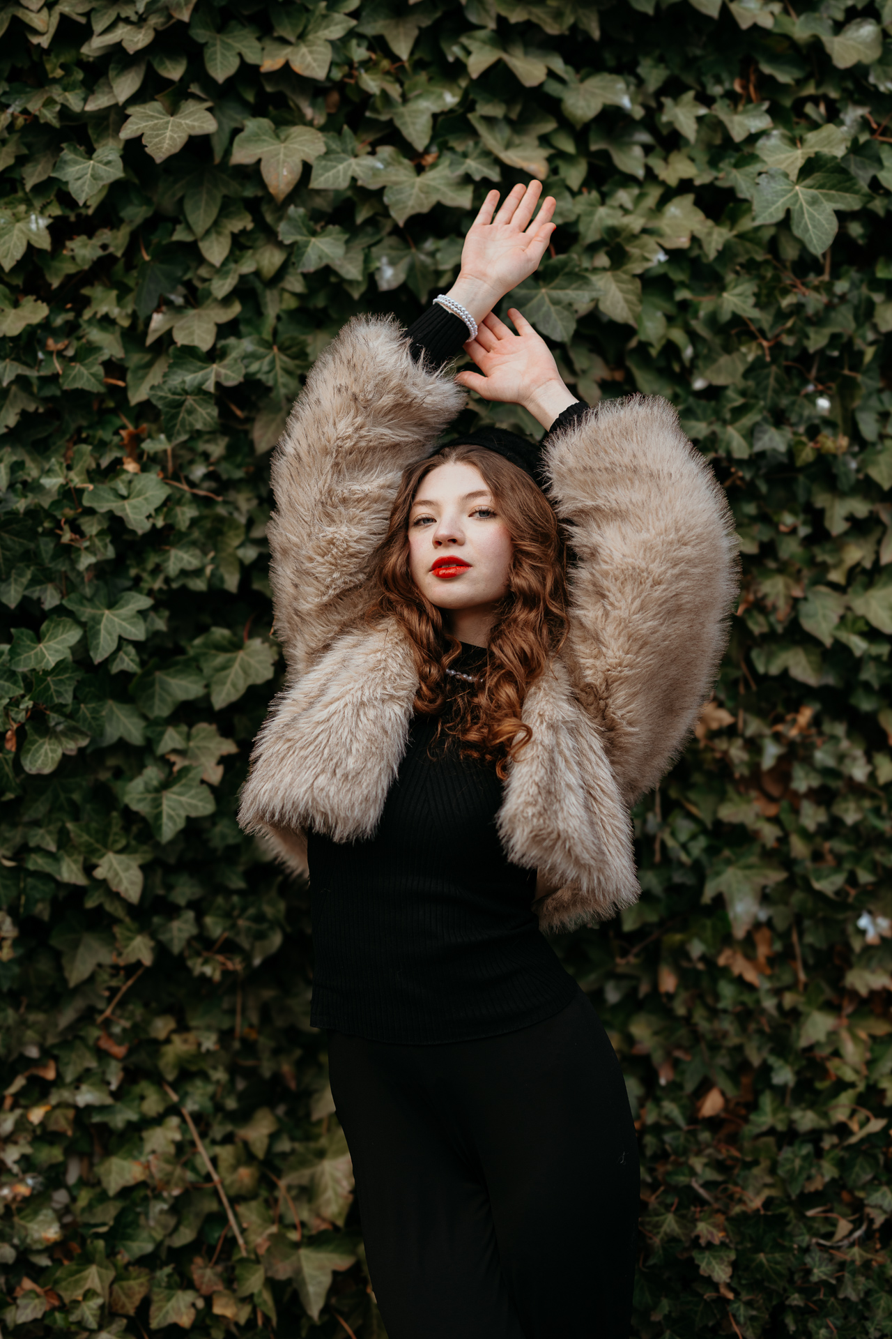 Sesja miejska_Wiktoria-44 Modelka w stylu francuskim na tle bluszczu, Kraków, Kazimierz
