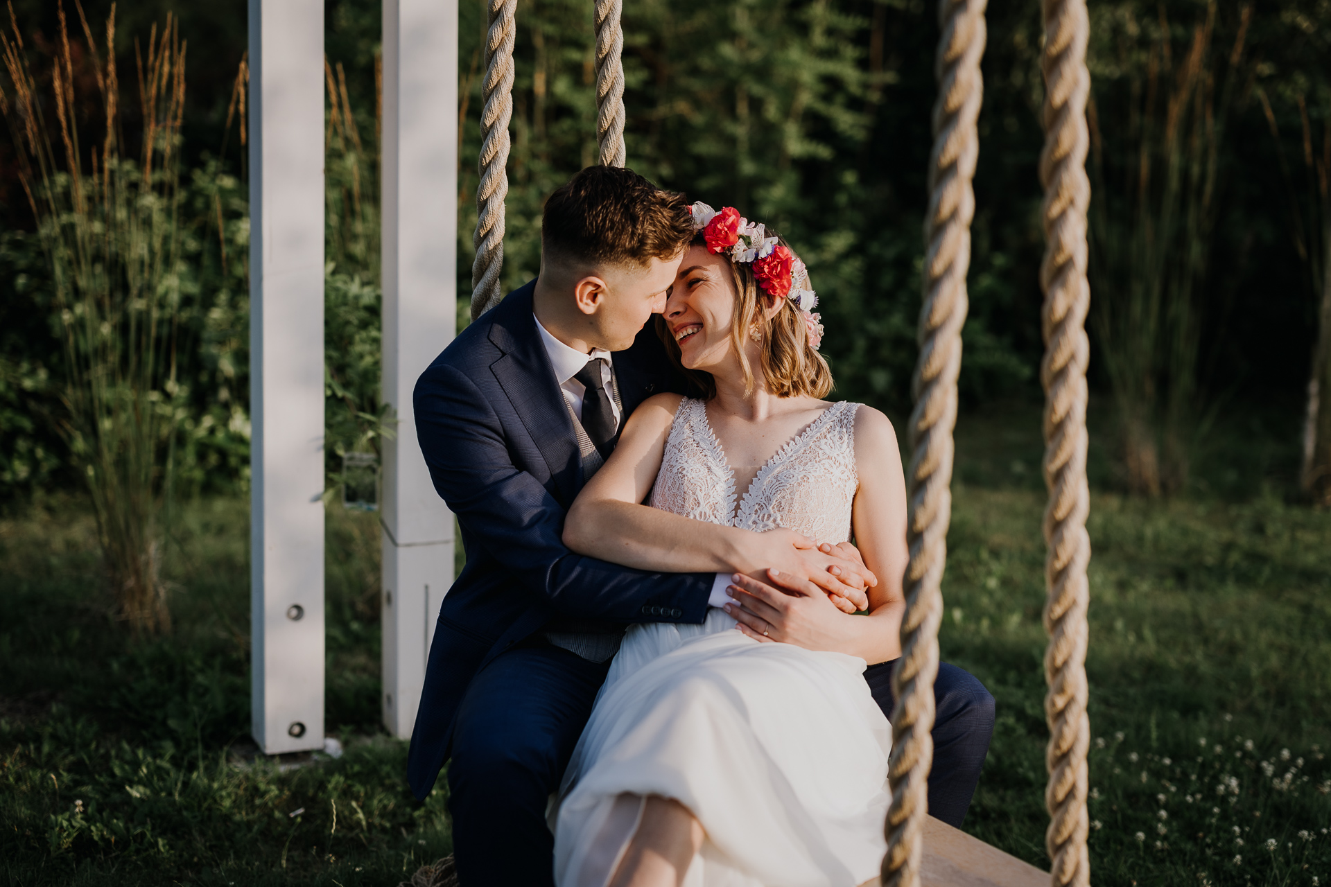 Romantyczny portret Pary Młodej na huśtawce w promieniach czerwcowego słońca w ParkHotel Łysoń