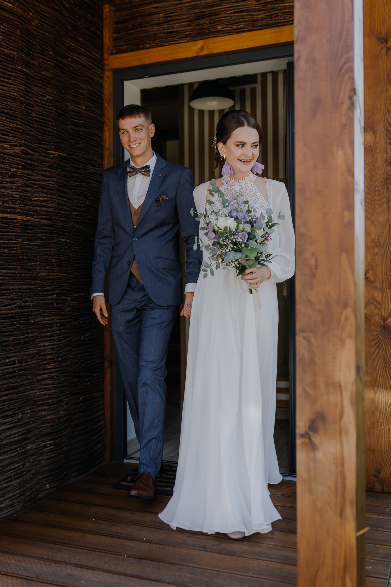 Państwo Młodzi w drodze do kościoła