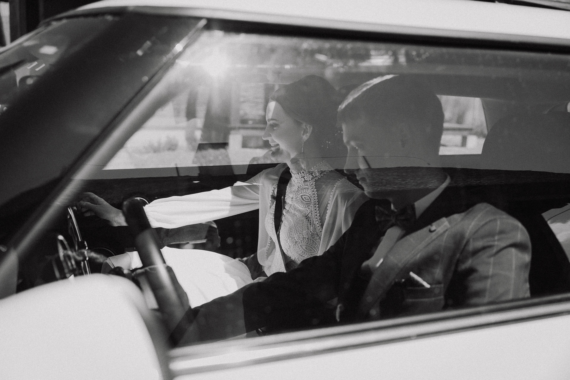 Państwo Młodzi w aucie w drodze do kościoła