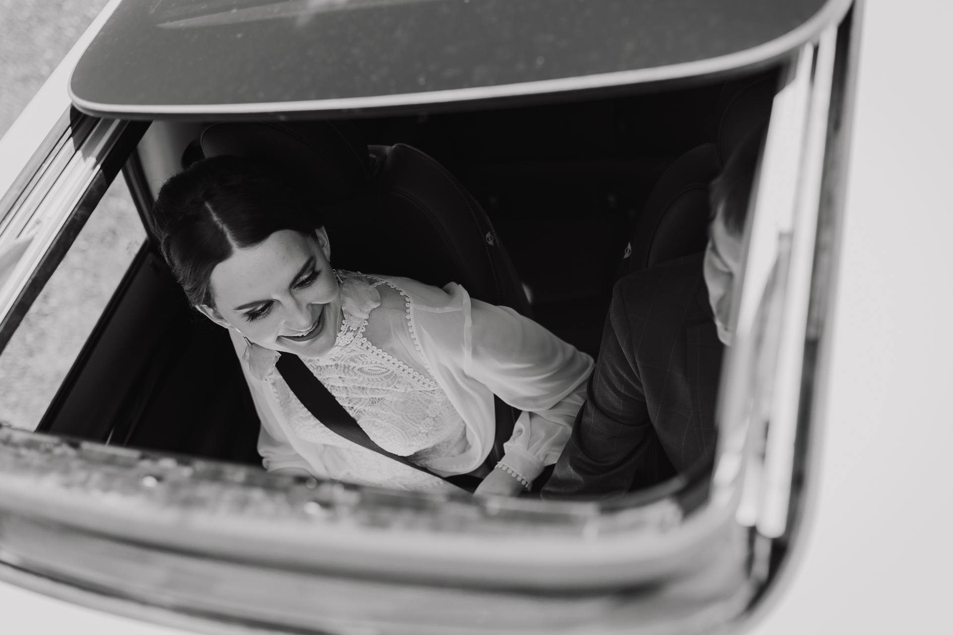 Państwo Młodzi w aucie, zdjęcie z góry