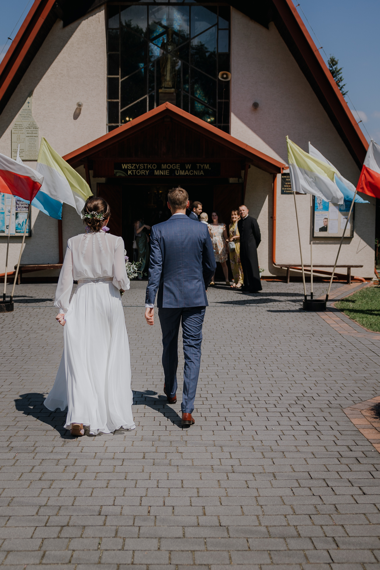 Państwo Młodzi w drodze do kościoła