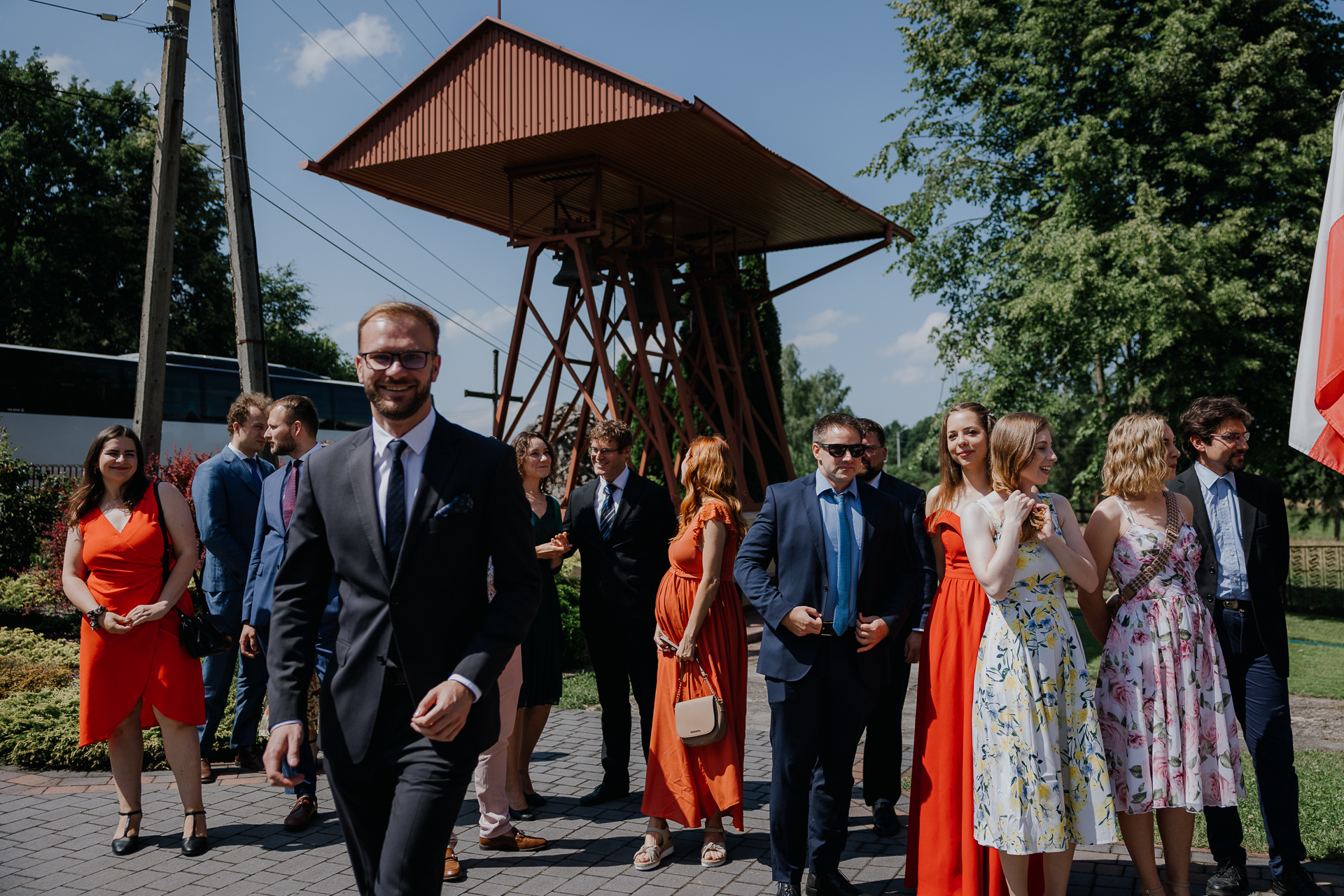 goście weselni przed wejściem do kościoła