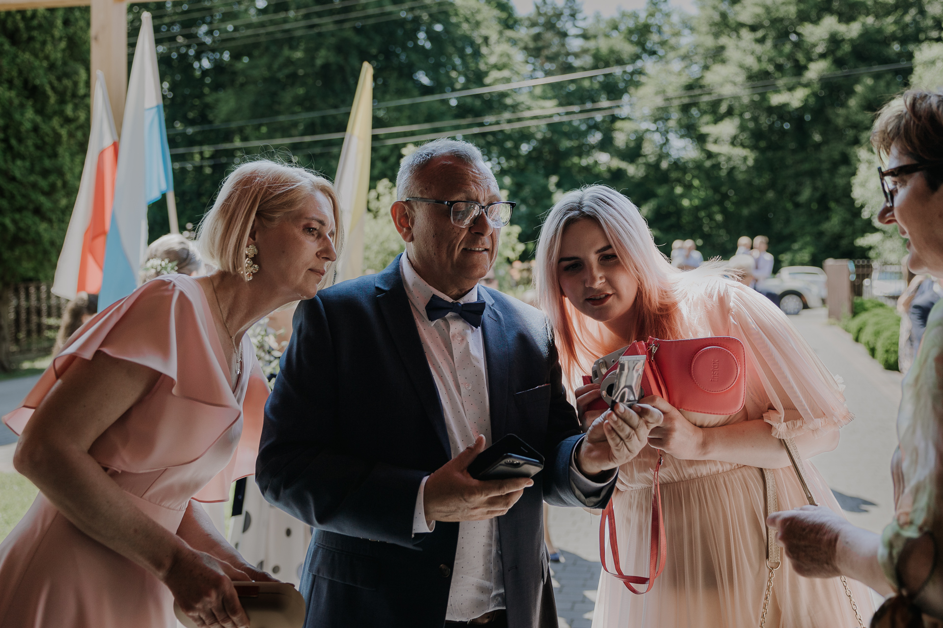 goście weselni przed wejściem do kościoła