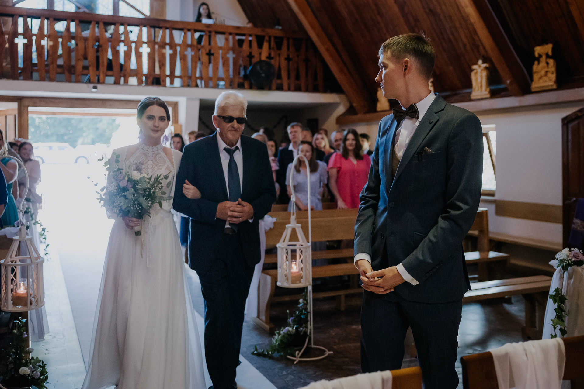 Panna Młoda wchodzi do kościoła z Tatą