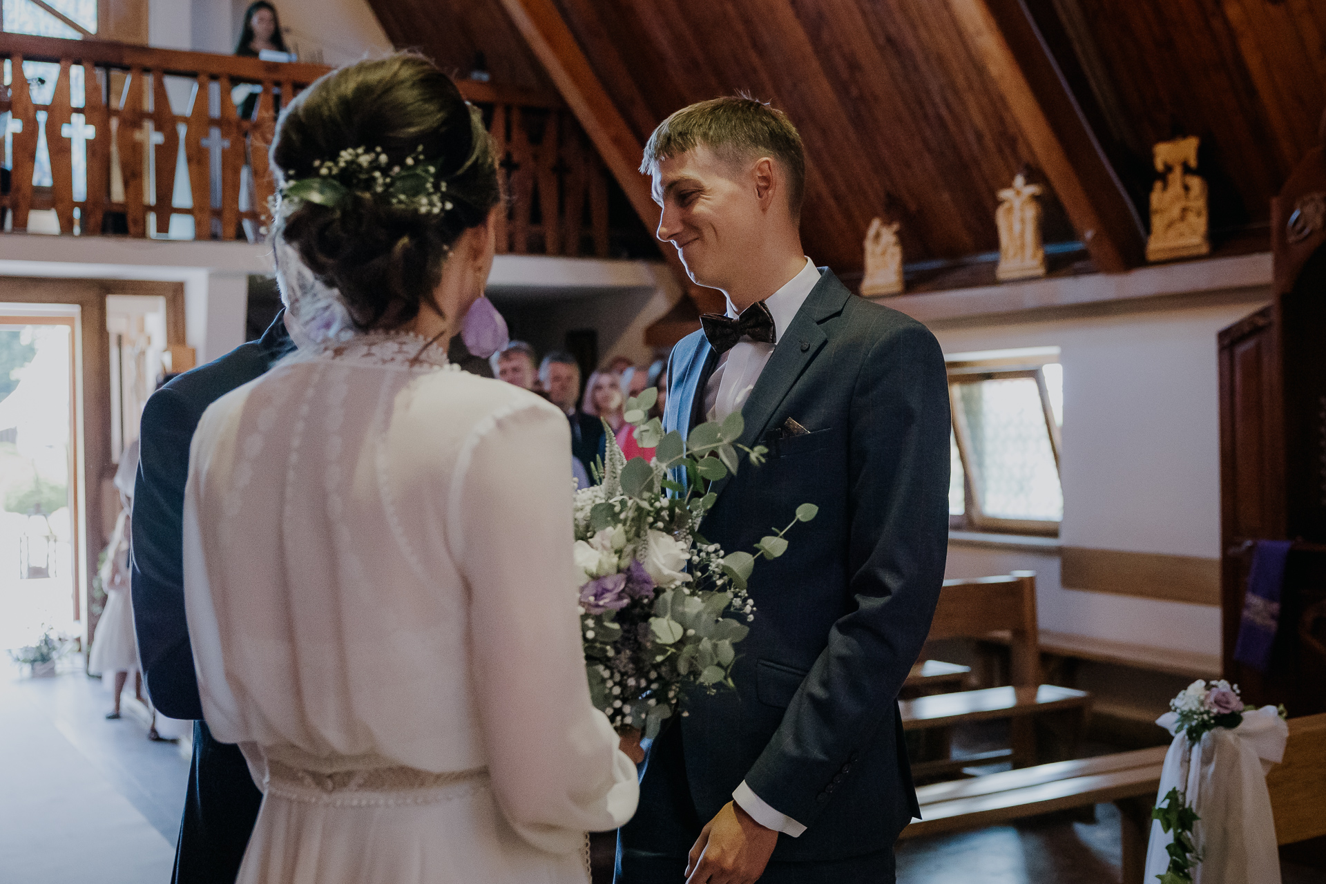 Tata oddaje Pannę Młodą Panu Młodemu w kościele