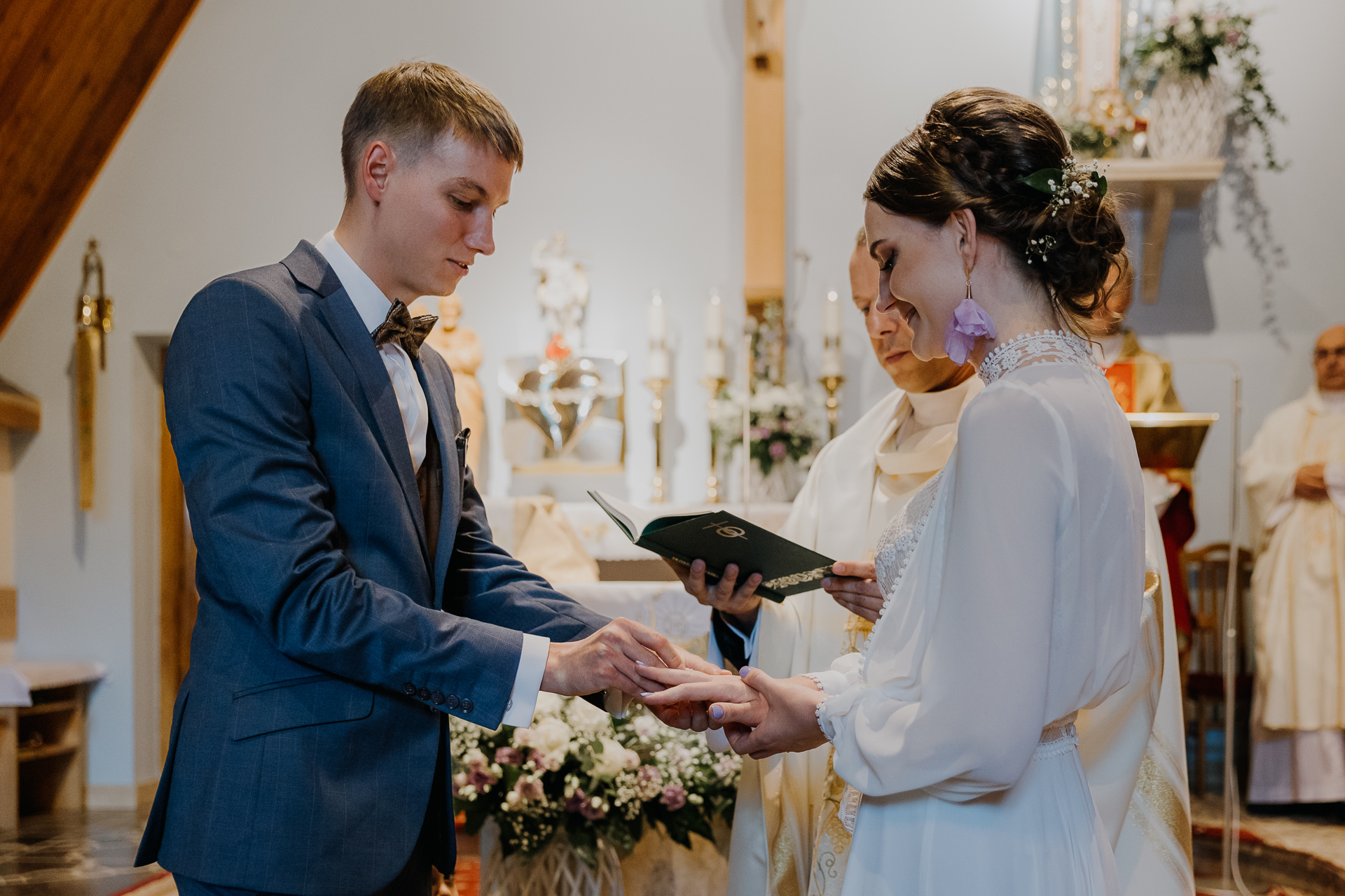 zakładanie obrączek przez Parę Młodą