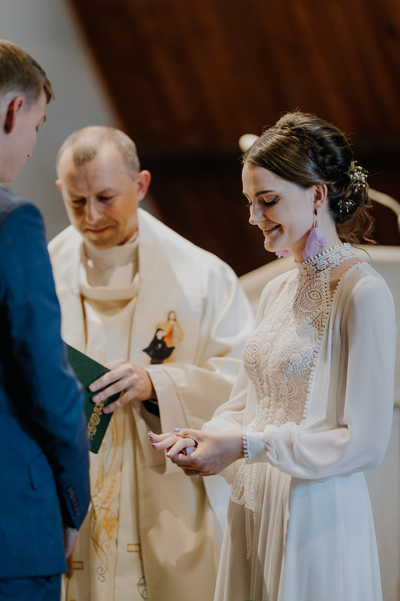 zakładanie obrączek przez Parę Młodą