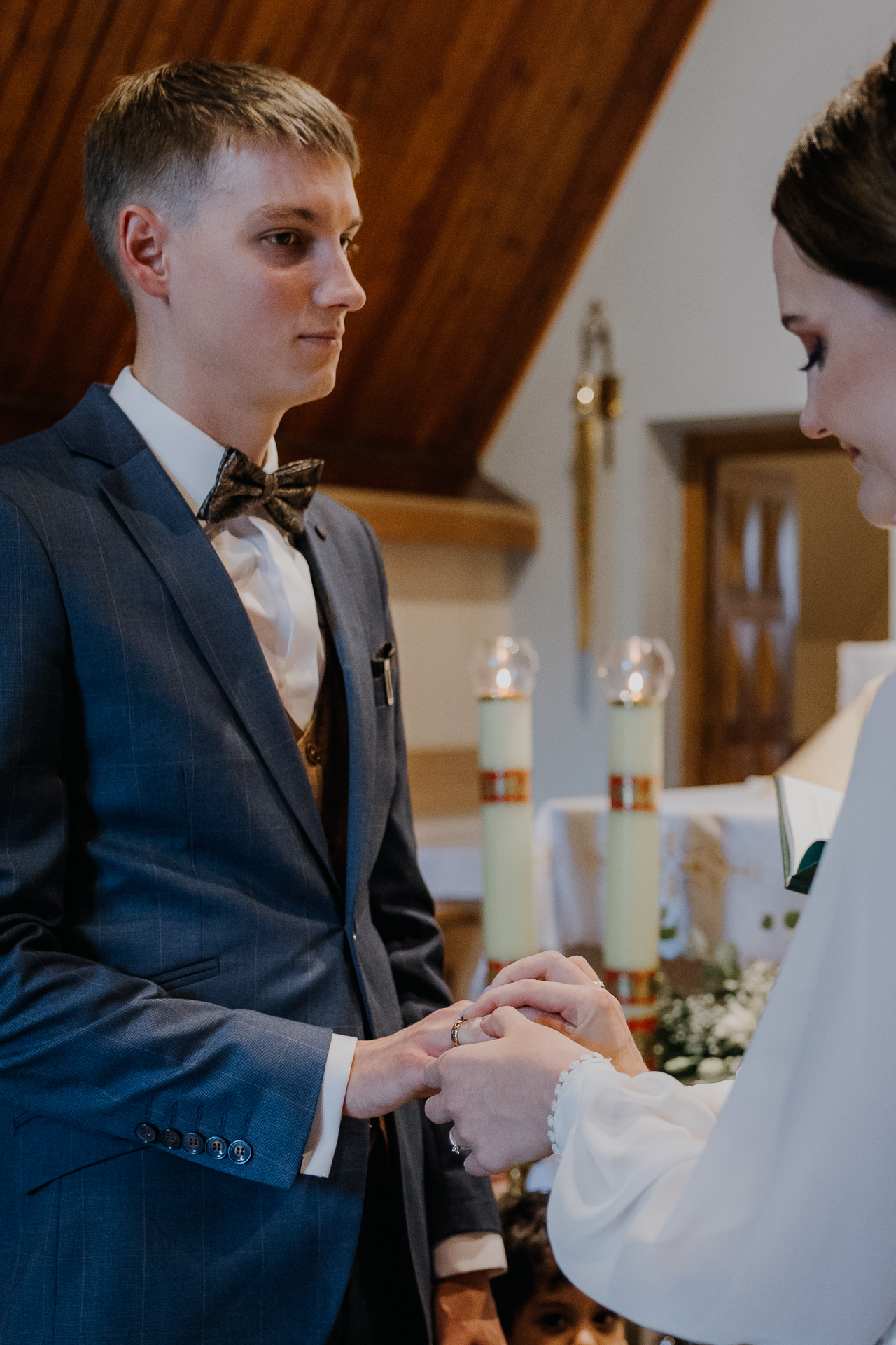 zakładanie obrączek przez Parę Młodą