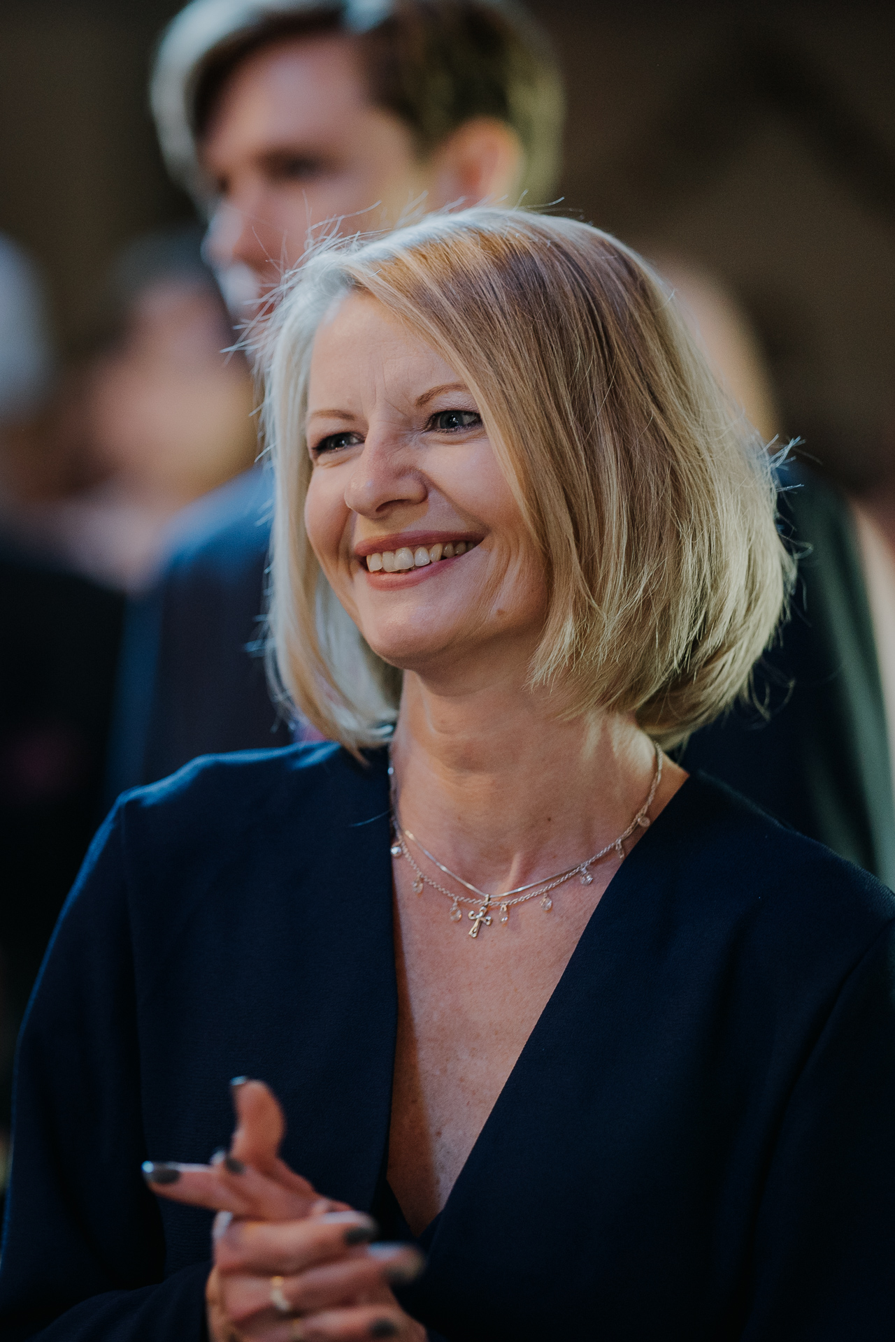 Goście weselni cieszą się na widok zaślubin Pary Młodej