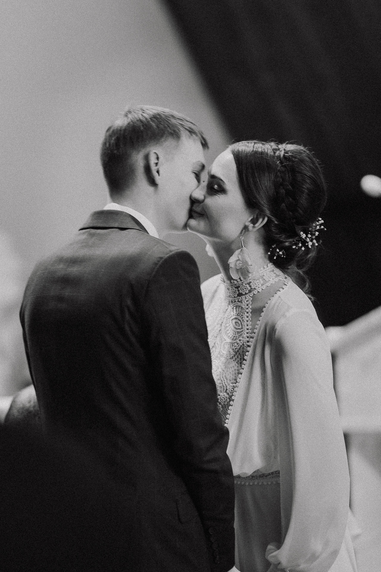 Para Młoda całuje się po przysiędze