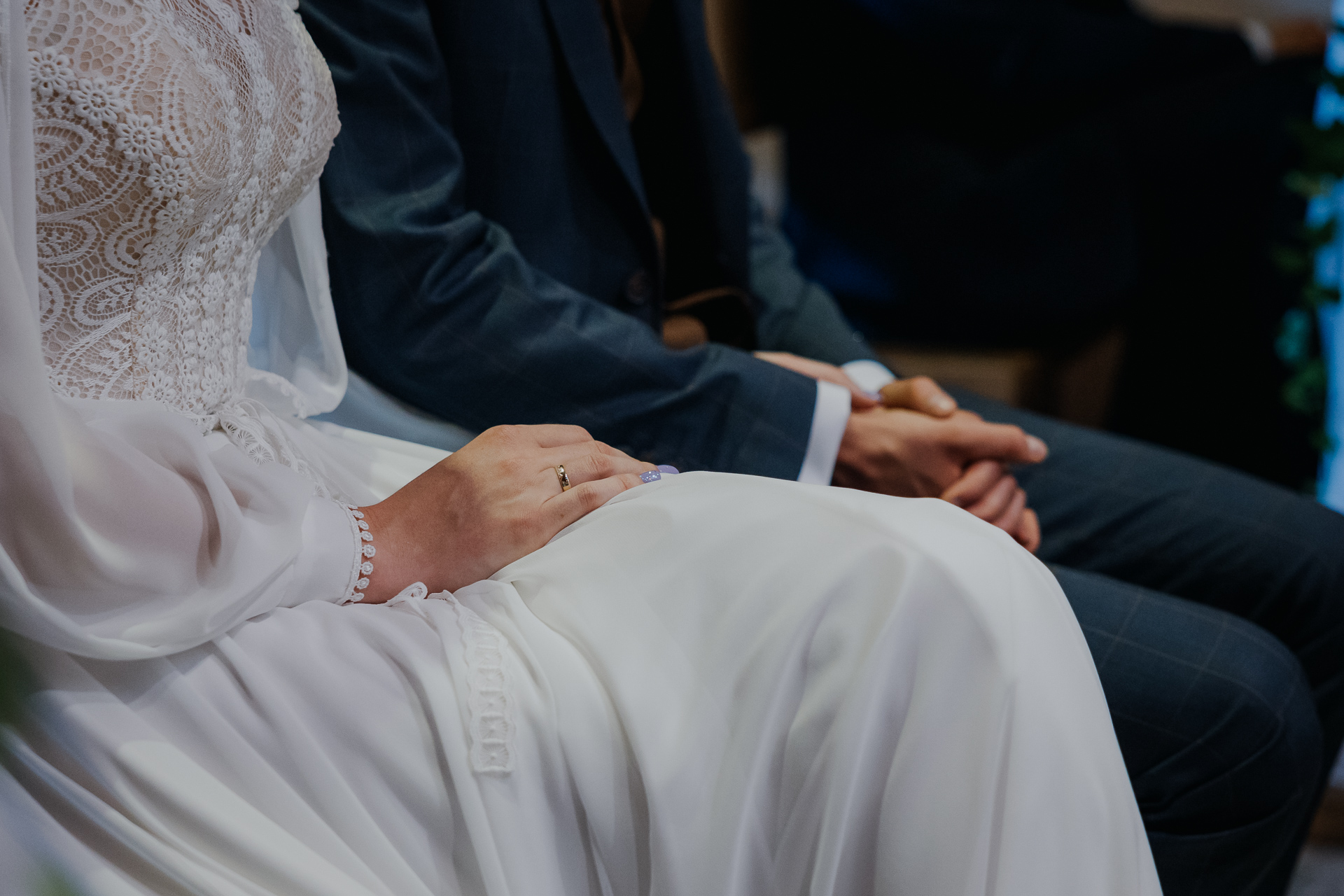 Państwo Młodzi trzymają się za ręce po przysiędze