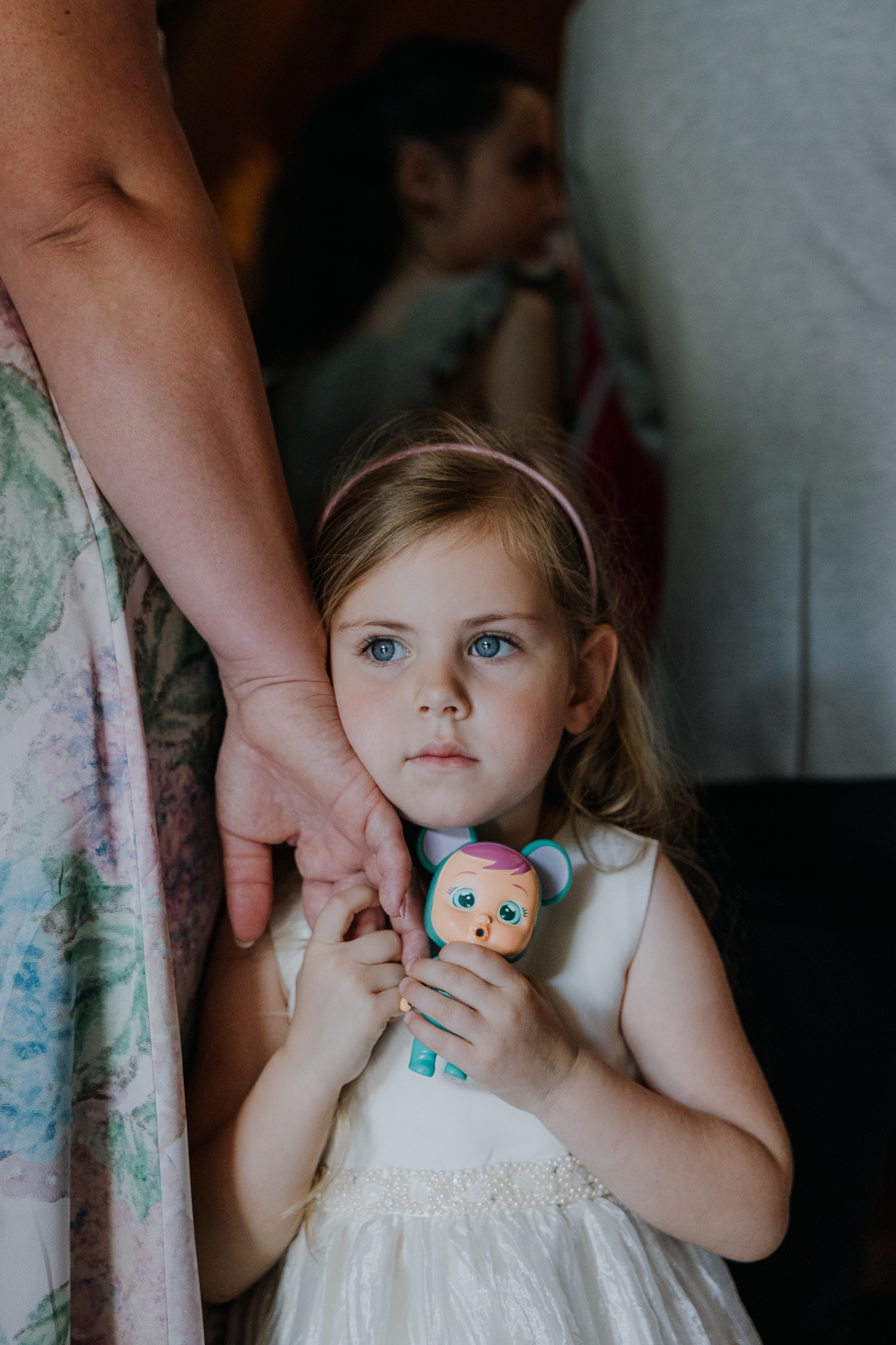 Mała dziewczynka ściska zabawkę i mamę w kościele