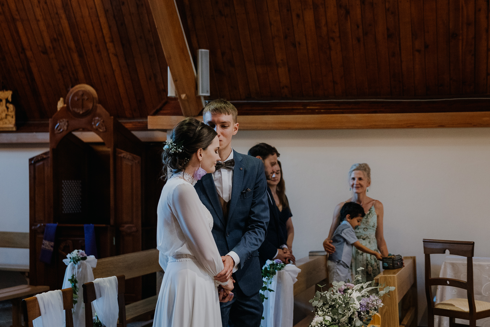 Państwo Młodzi pocałunek w kościele