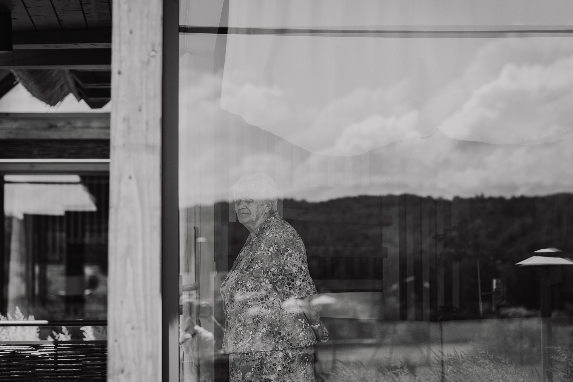 Babcia Pana Młodego patrząca przez szybę w Kuter Port Nieznanowice