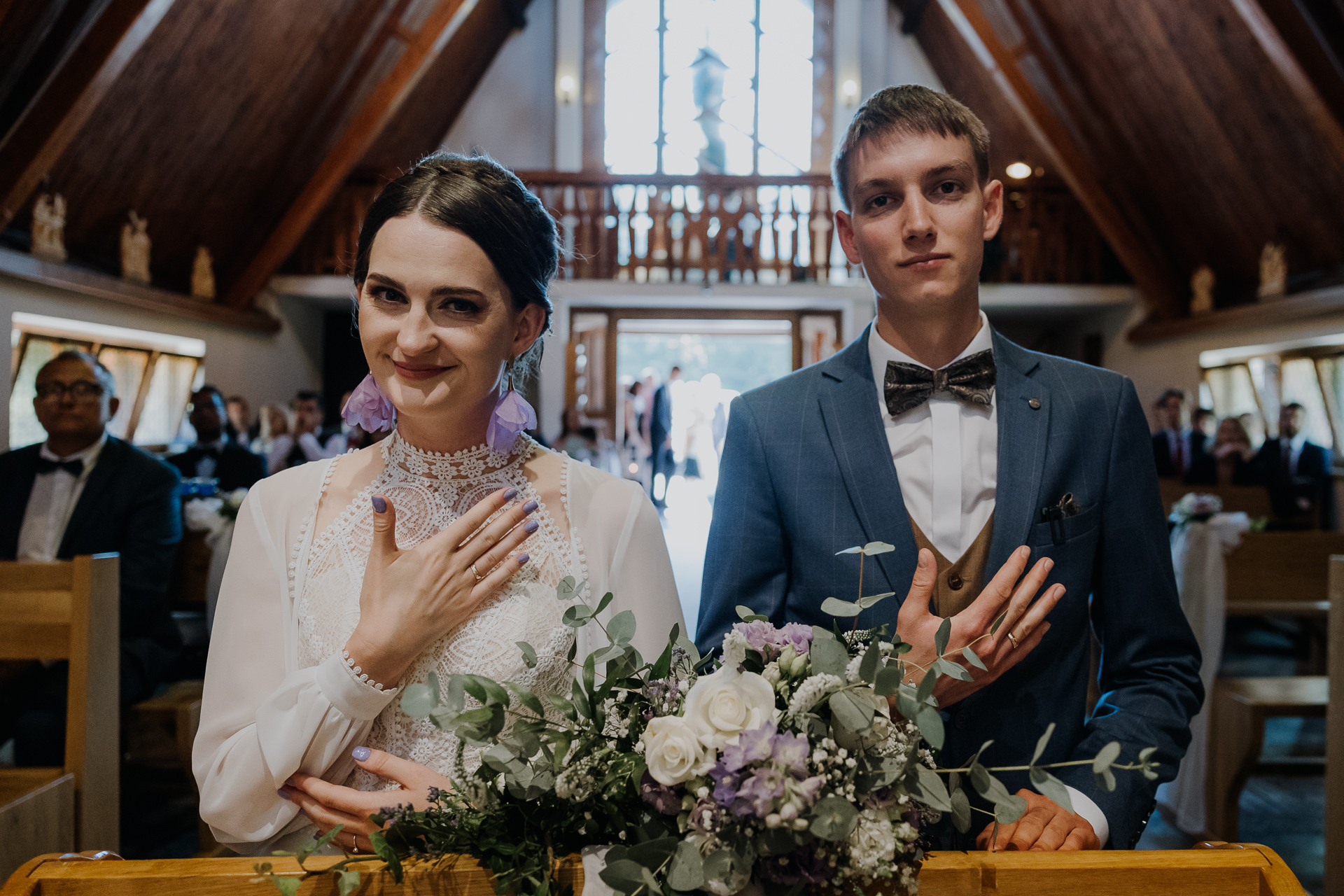 Państwo Młodzi pokazują obrączki po zaślubinach w kościele