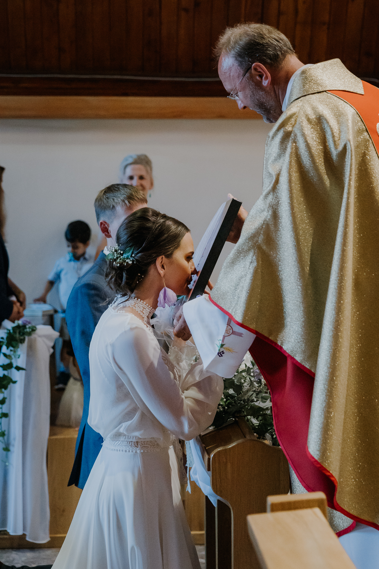 Całowanie świętego obrazu przez Pannę Młodą