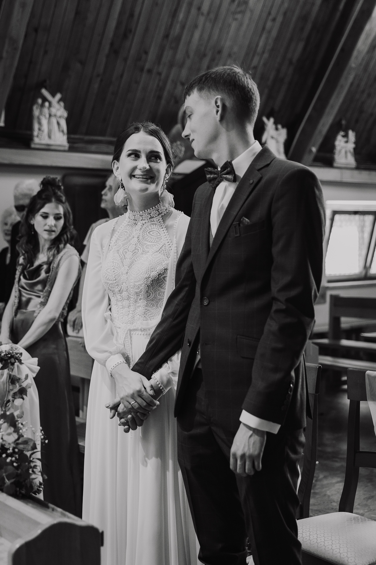 Państwo Młodzi uradowani w kościele