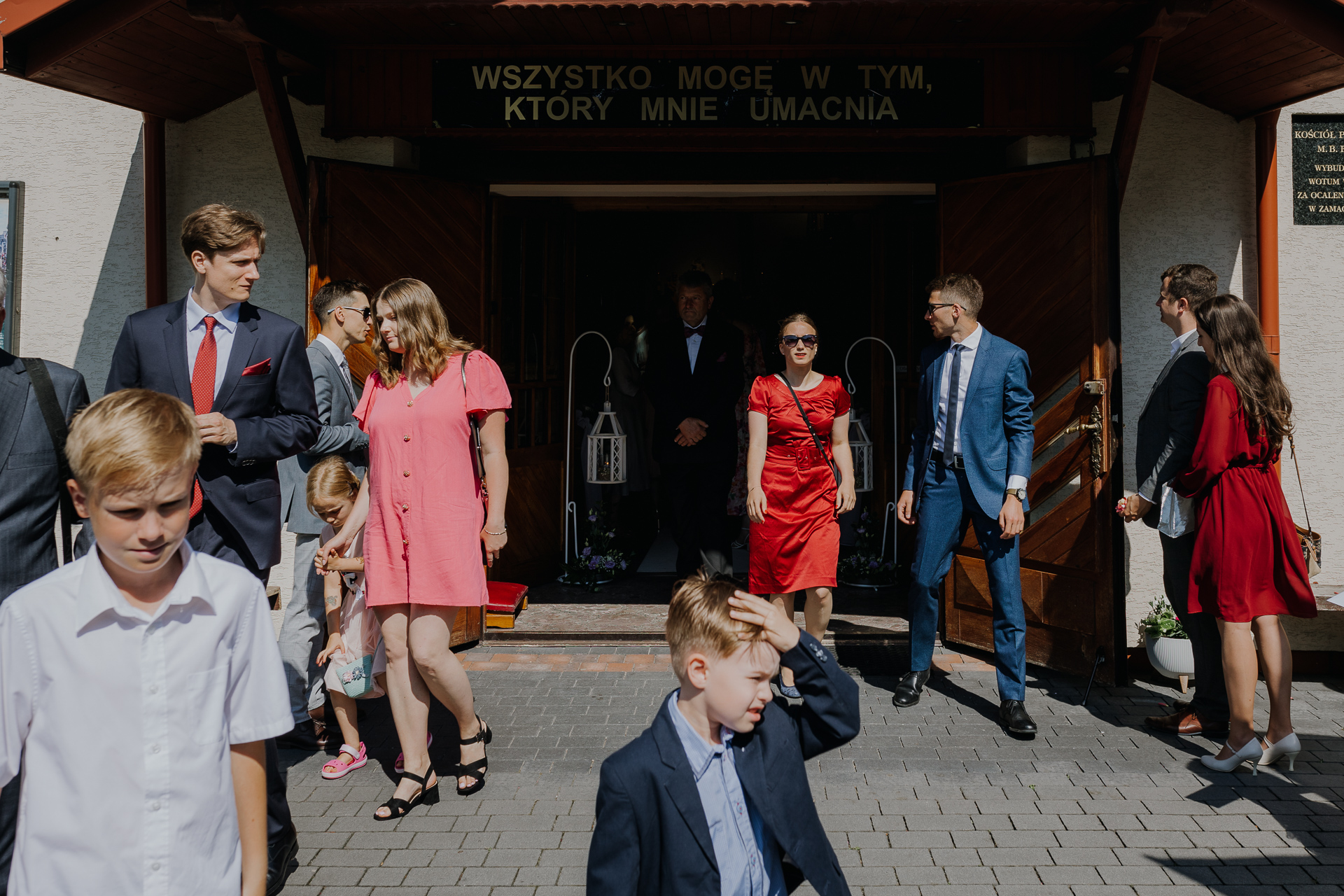 Goście rozchodzą się po wyjściu z kościoła