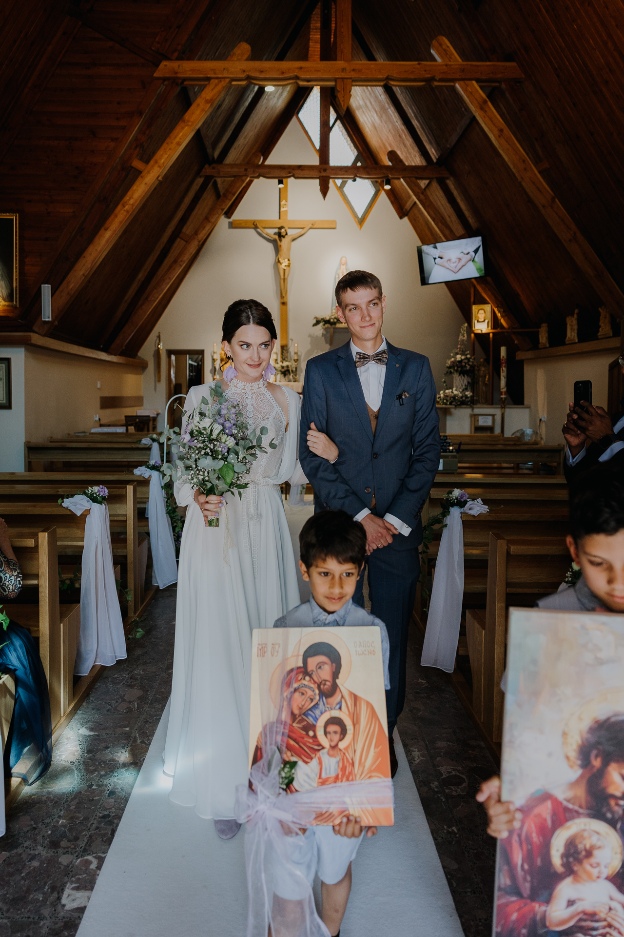 Państwo Młodzi wychodzą z kościoła